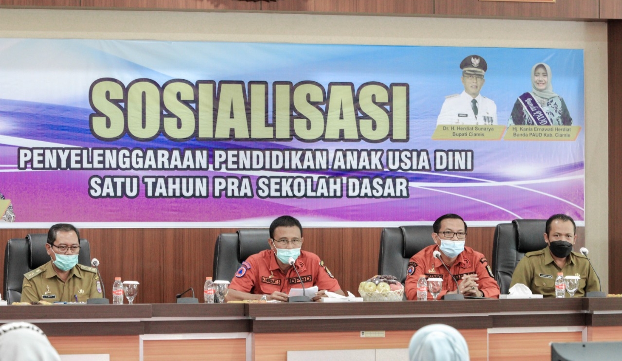 Bupati Ciamis, Herdiat Sunarya (no 2 dari kiri).