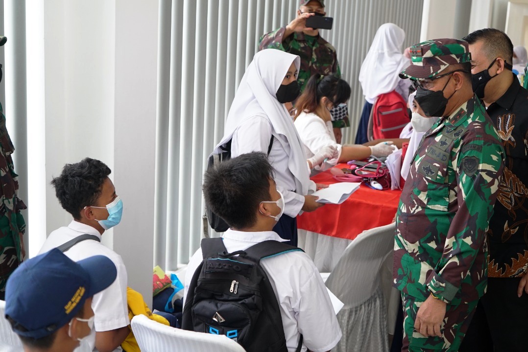 Pangdam III/ Siliwangi, MayjenTNI Agus Subiyanto bersama BupatiGarut, Rudy Gunawan meninjau serbuan vaksinasi Covid-19.
