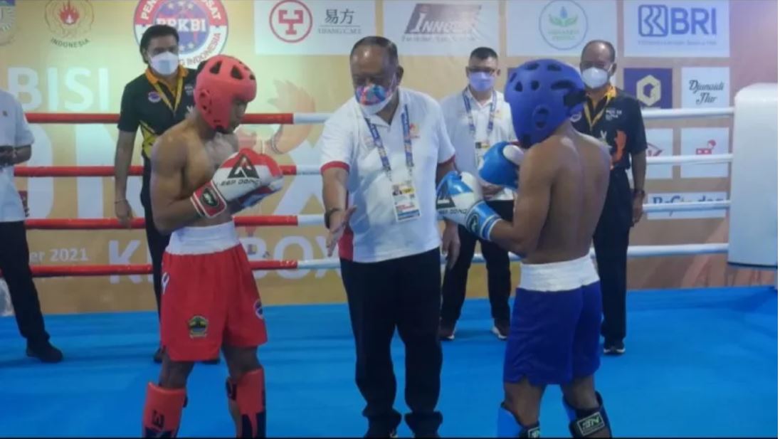 Ketua Umum KONI Pusat Marciano Norman (tengah) secara resmi membuka pertandingan eksibisi cabor kickboxing di PON XX Papua, Rabu (22/9).