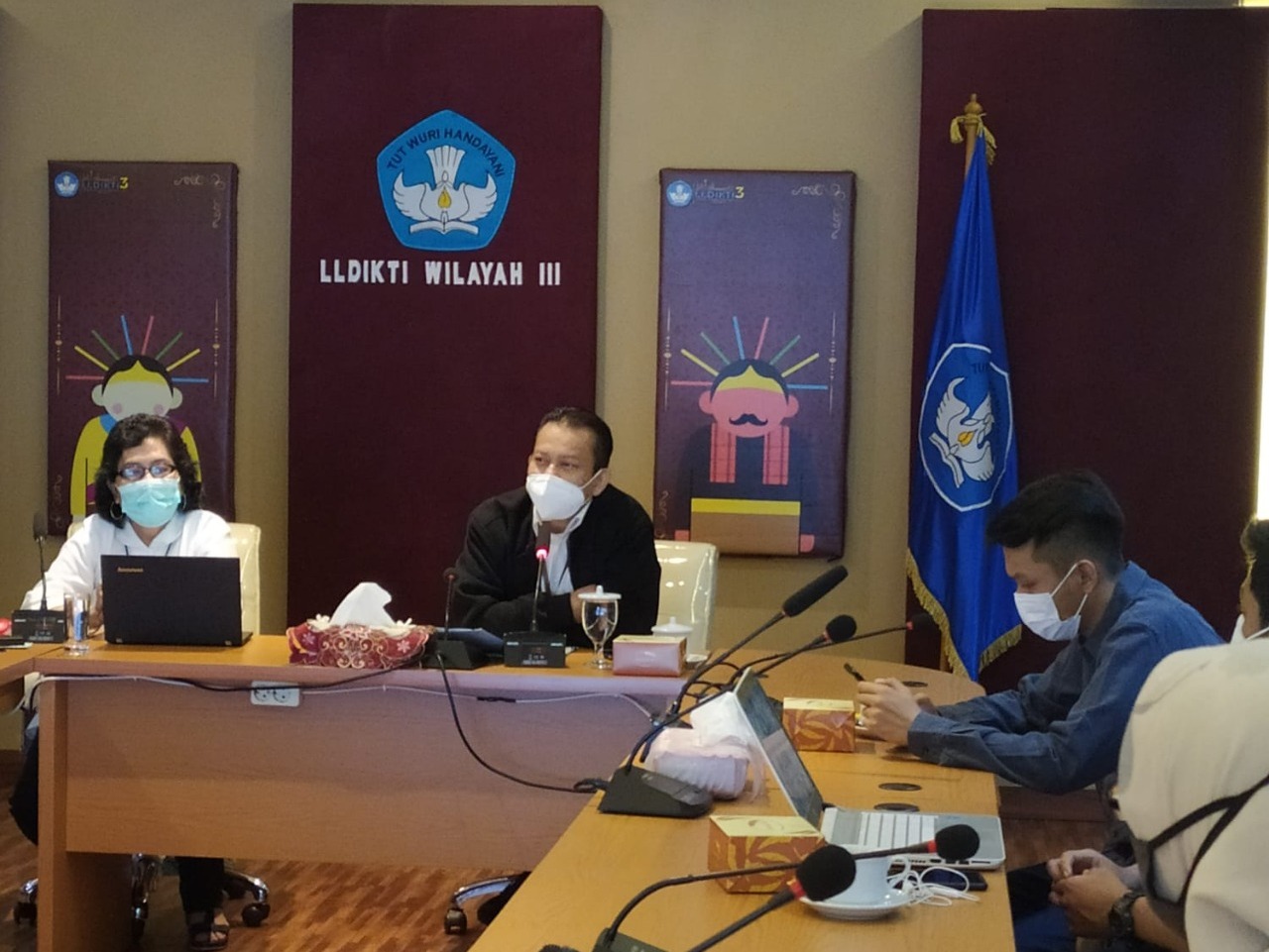 Sekretaris Lembaga Layanan Pendidikan Tinggi (LLDIKTi) Wilayah III, Dr. Yaya Zakaria (kedua dari kiri).