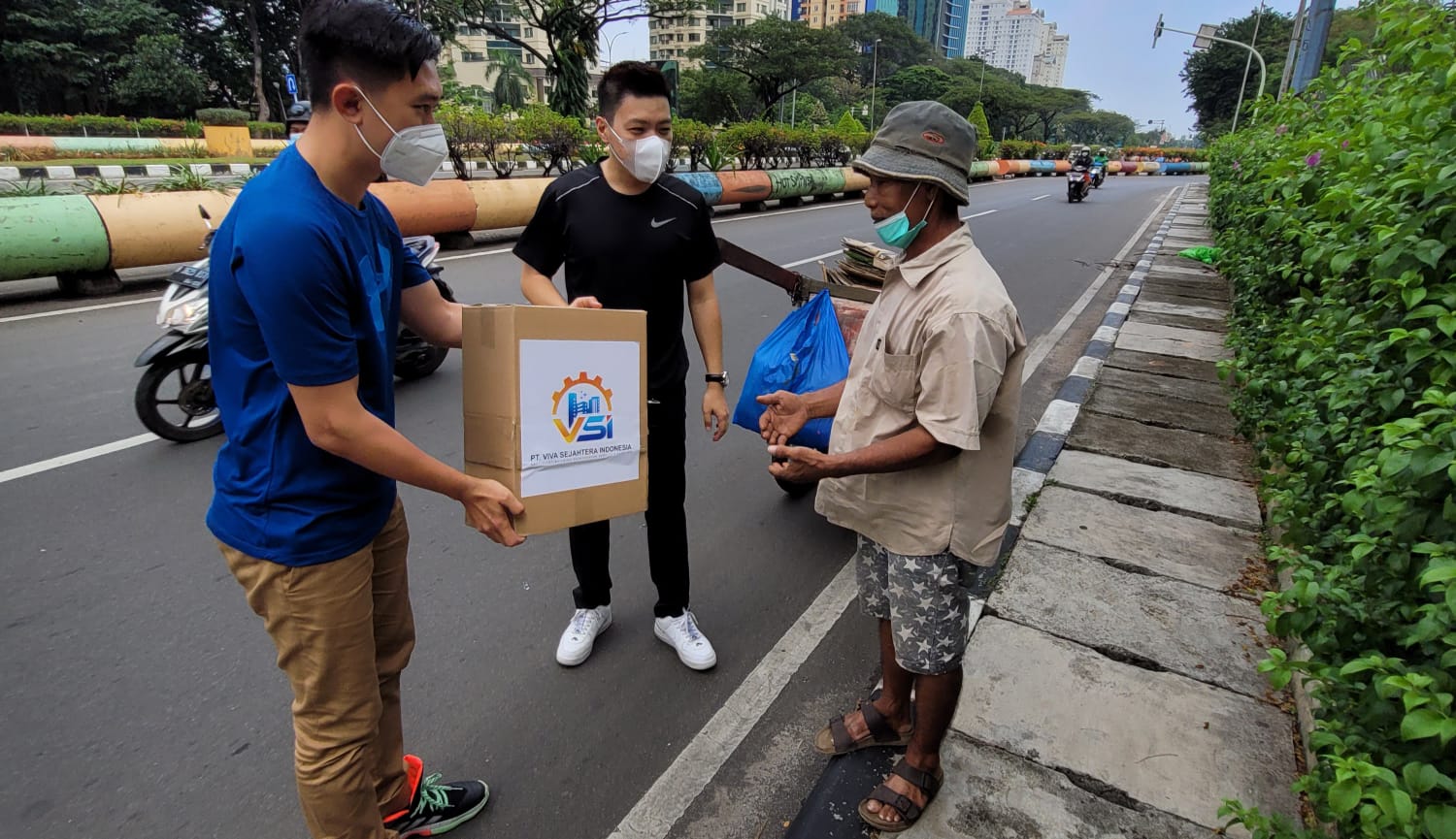 Pembagian sembako oleh PT. Viva Sejahtera Indonesia kepada warga terkena imbas pandemi Covid-19 di Jakarta.