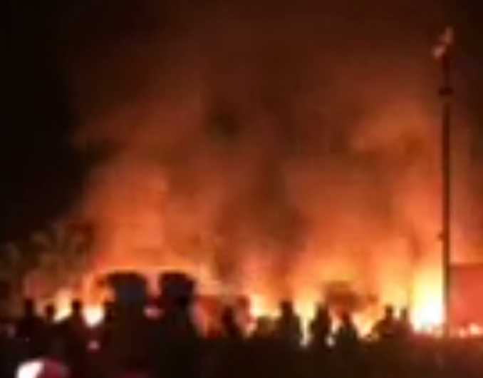 Enam lapak PKL di Tugu Merah, Kabupaten Sorong, Papua Barat ludes terbakar, Senin malam (27/9)