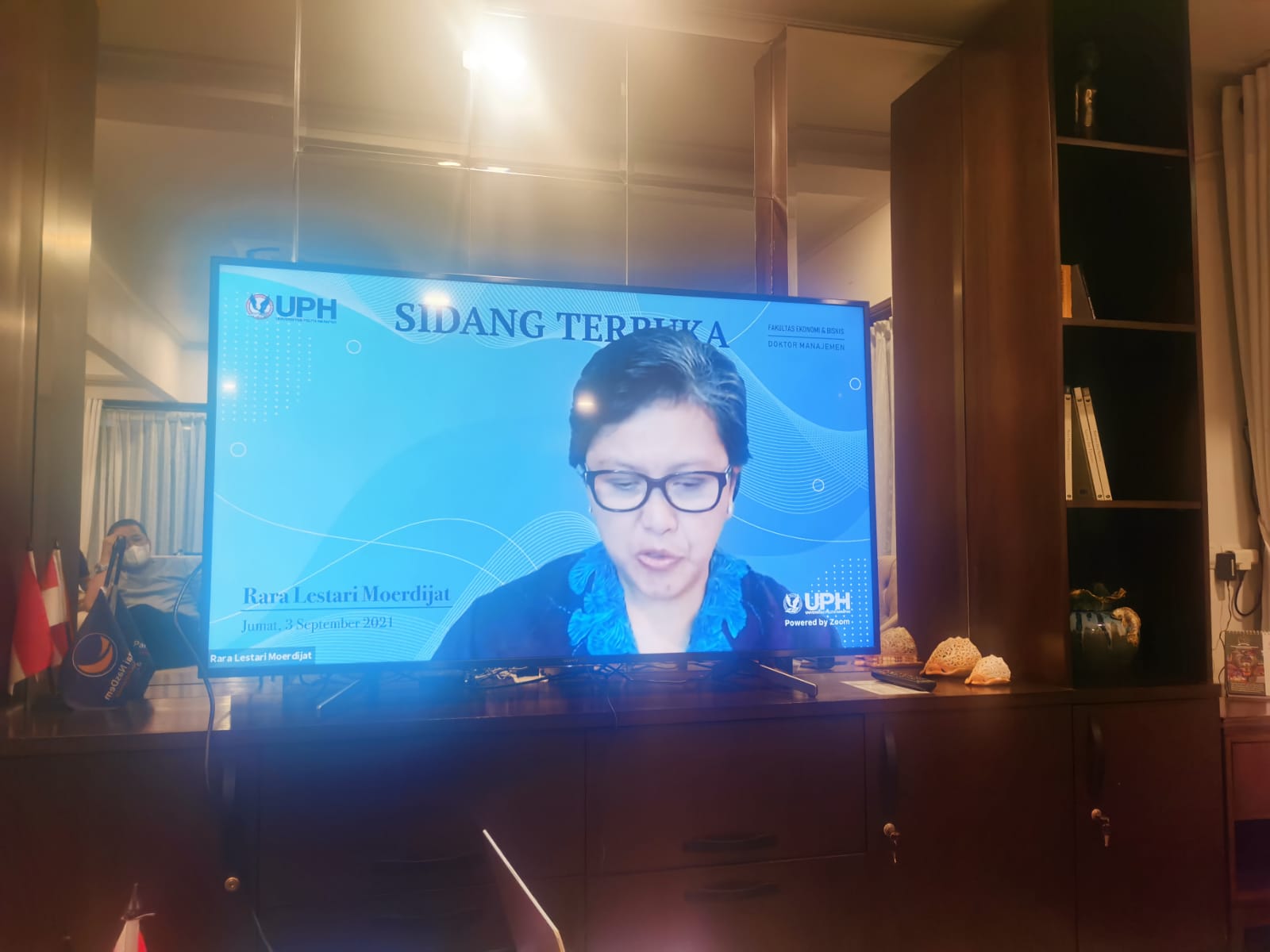 Tangkapan layar Wakil Ketua MPR Lestari Moerdijat saat sidang disertasinya di Universitas Pelita Harapan, hari ini