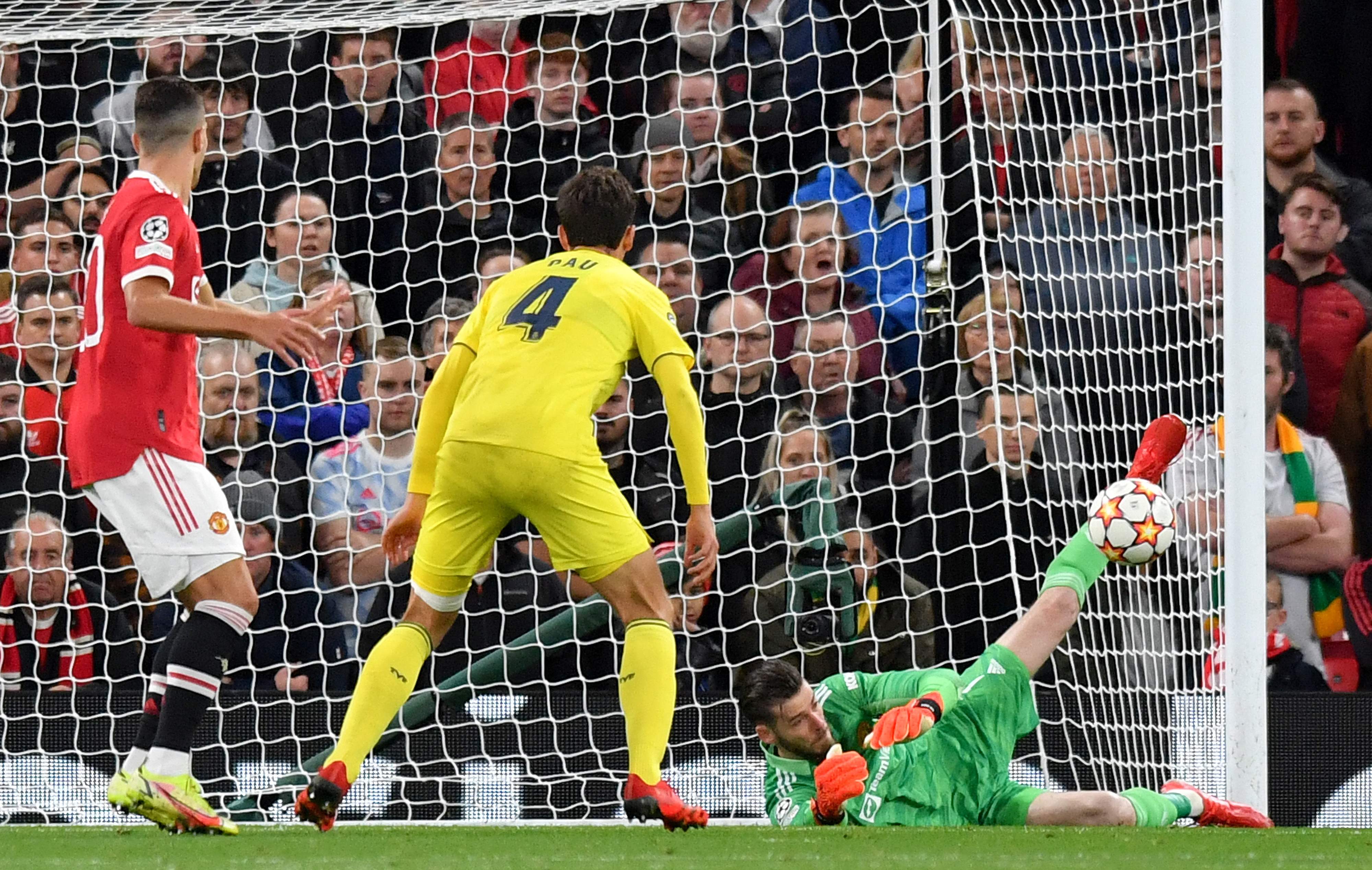 Kiper MU David De Gea melakukan penyelamatan saat bertanding melawan Villareal.