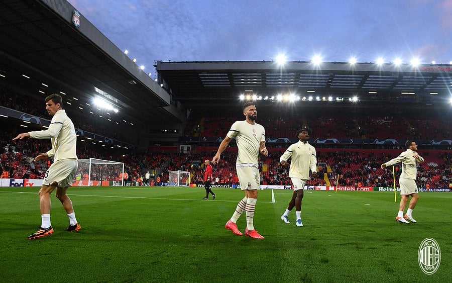 Pemain AC Milan tengah pemanasan menjelang lawan Liverpool