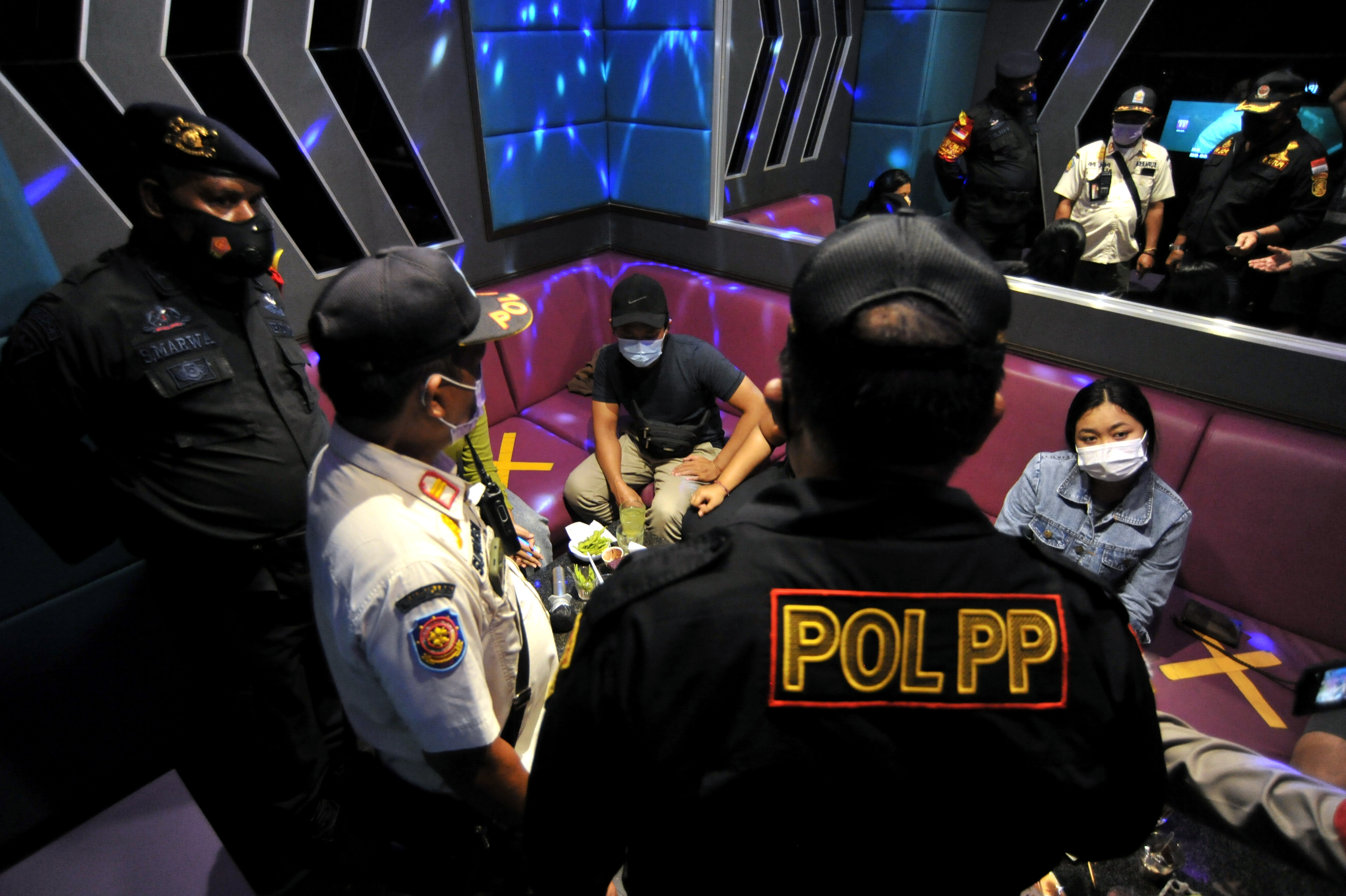 Ilustrasi tempat karaoke