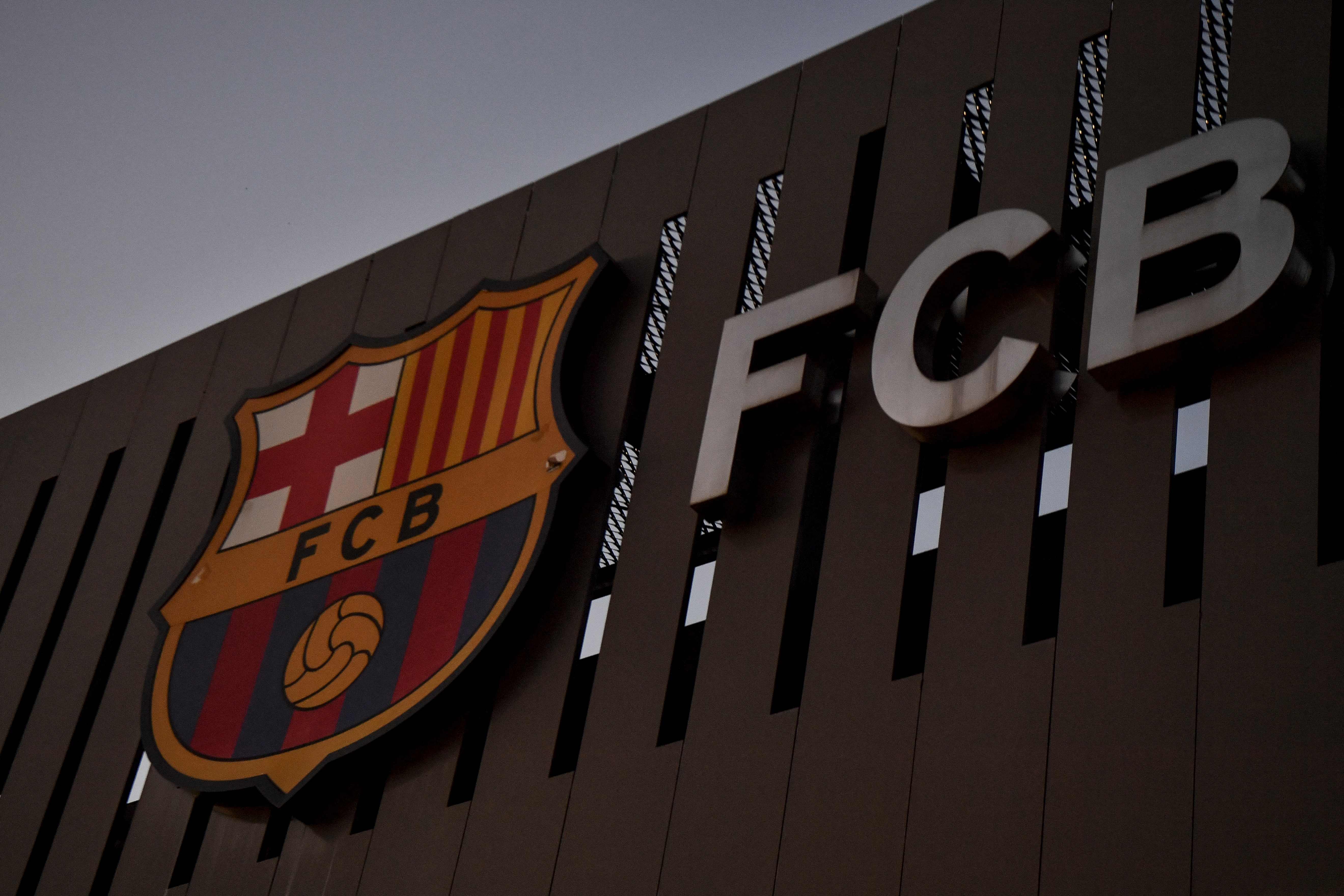 Logo Barcelona terlihat di Stadion Camp Nou, markas klub Catalan itu.