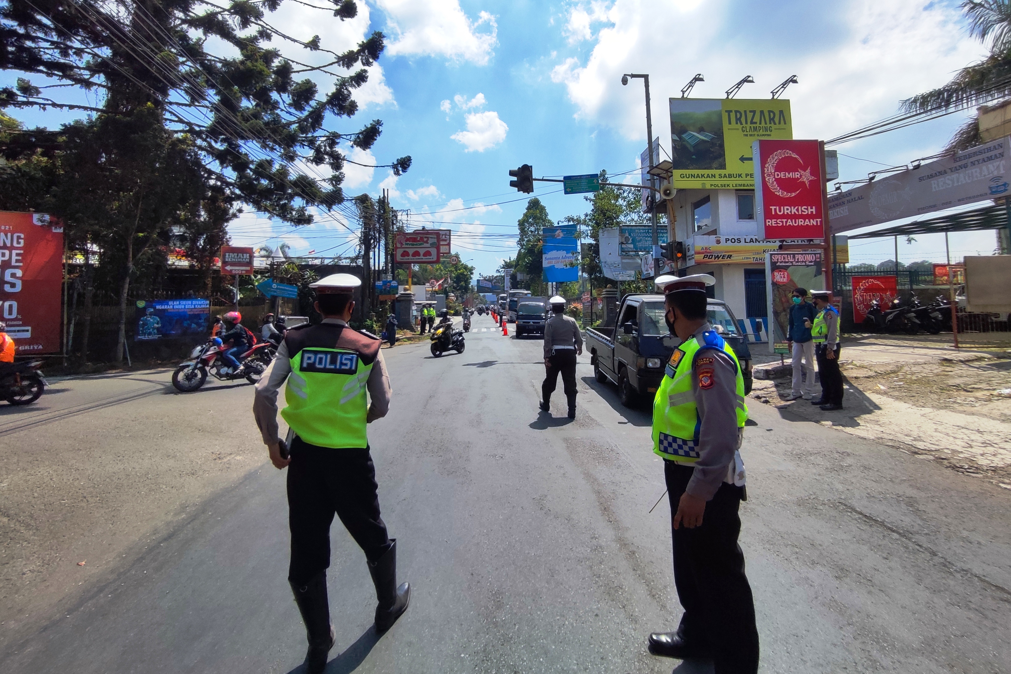 Petugas memberlakukan sistem ganjil genap di persimpangan Beatrix Lembang, Kabupaten Bandung Barat, Sabtu (4/9) siang.