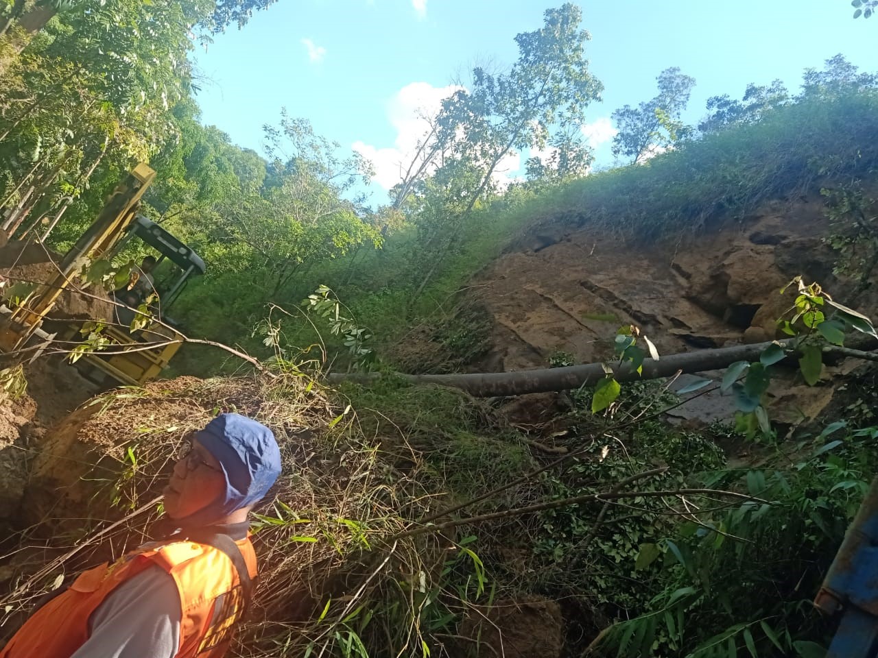 Tebing Fondasi Masjid di Desa Nasol Ciamis Longsor