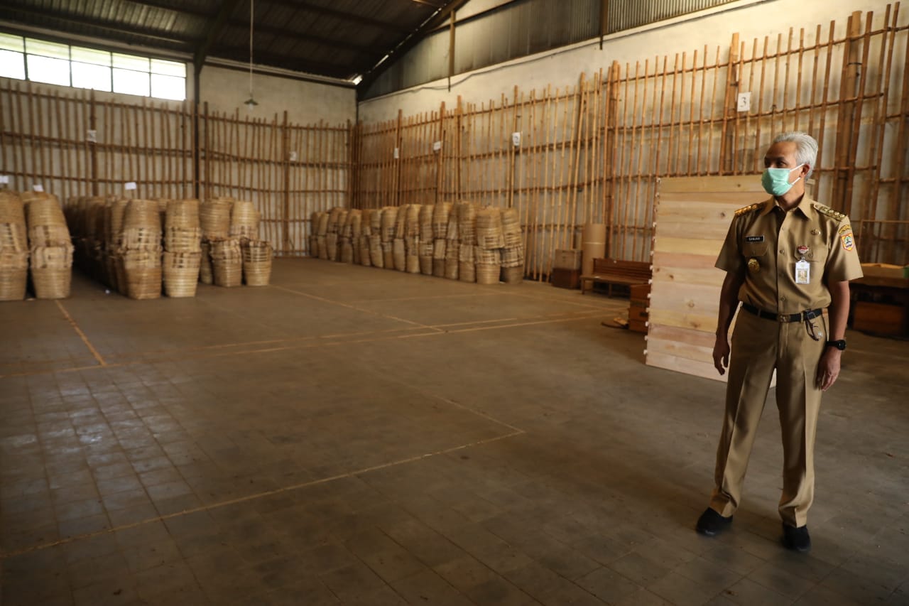 Gubernur Jateng Ganjar Pranowo r saat mengecek sejumlah gudang tembakau milik beberapa perusahaan rokok di Temanggung, Senin (6/9). 