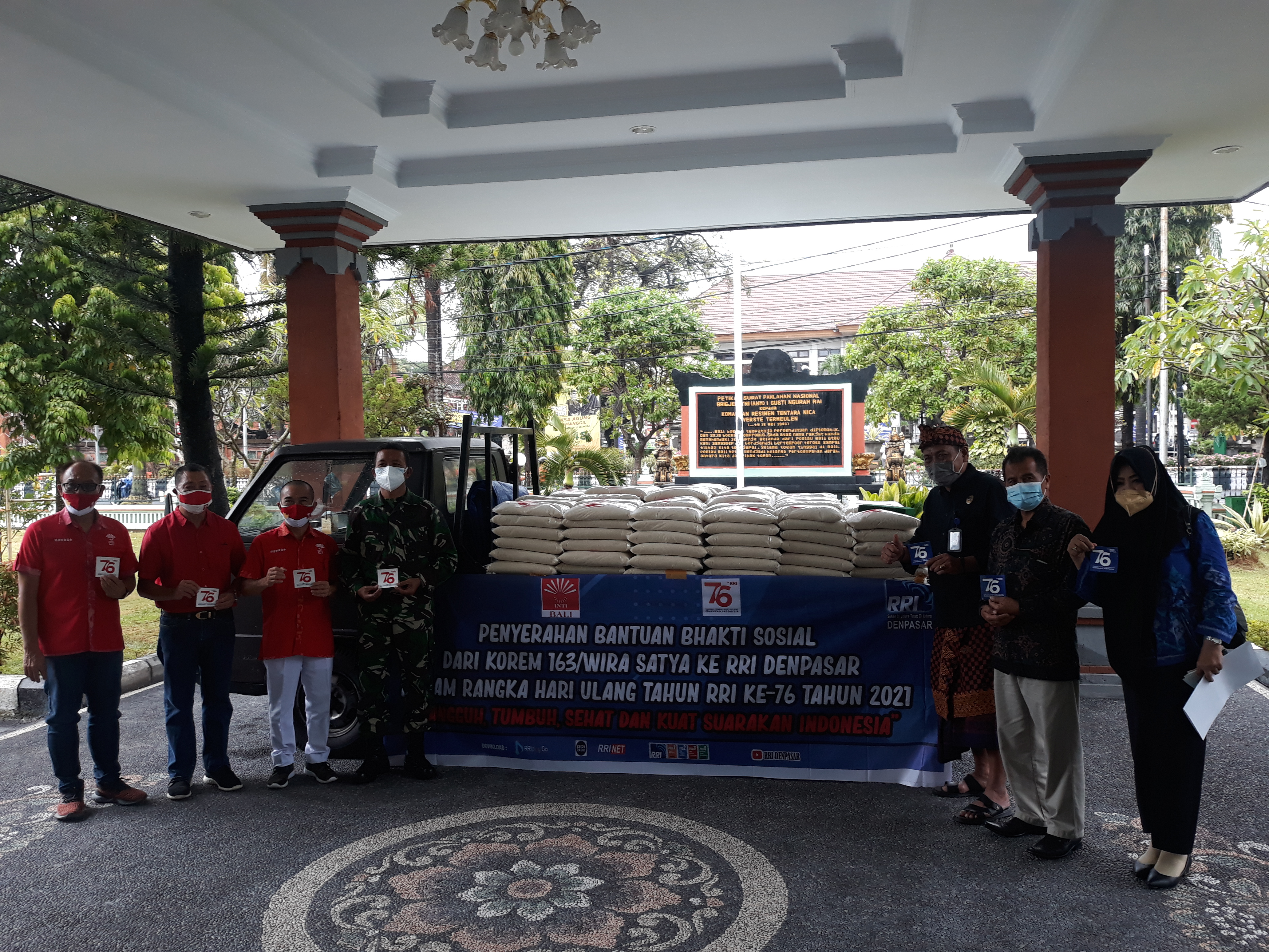 INTI Bali menyerahkan beras sejumlah 2 ton kepada Korem 163/Wira Satya untuk mendukung kegiatan sosial Hari Ulang Tahun Ke 76 RRI