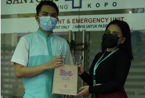 Penyerahan apresiasi oleh Envygreen untuk para tenaga kesehatan.