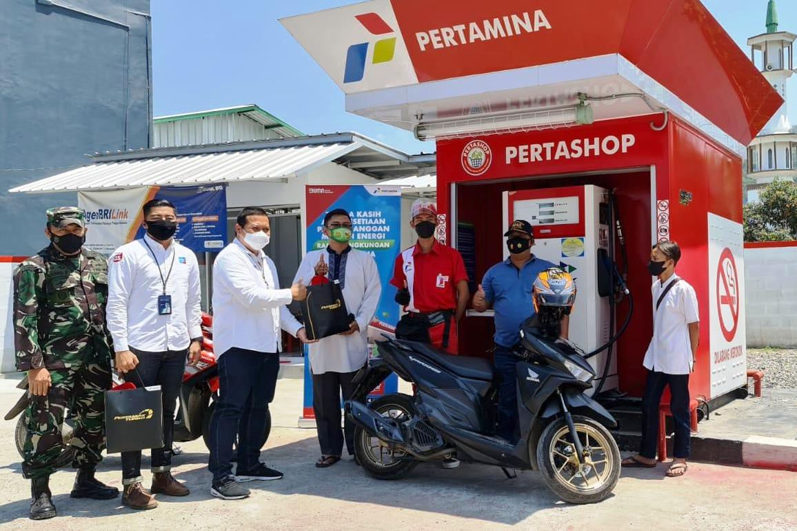 Dalam rangka Harpelnas 2021, Sales Manager Pertamina Retail Bandung, Gustiar Widodo menyapa sekaligus mengapresiasi konsumen setia Pertamina
