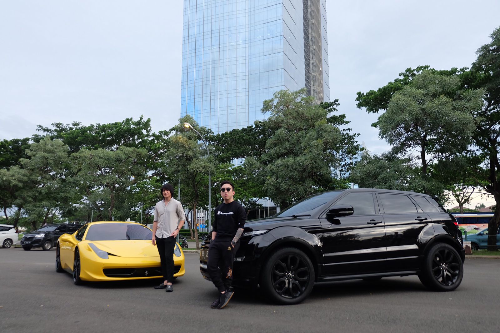 Pengusaha muda Edrick Chang bersama salah seorang temannya.