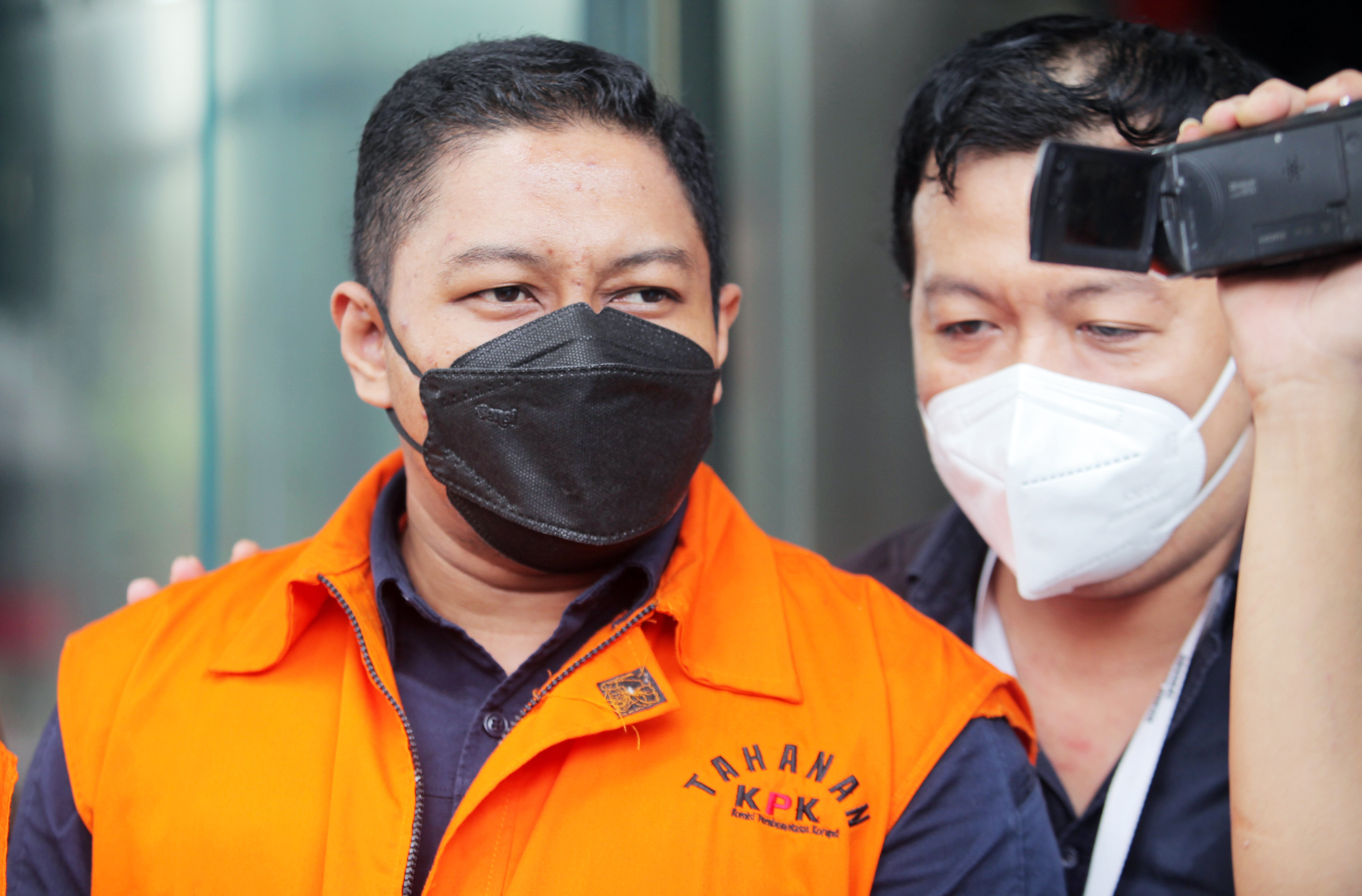 Tersangka mantan penyidik KPK Stepanus Robin Pattuju berjalan menuju mobil tahanan.