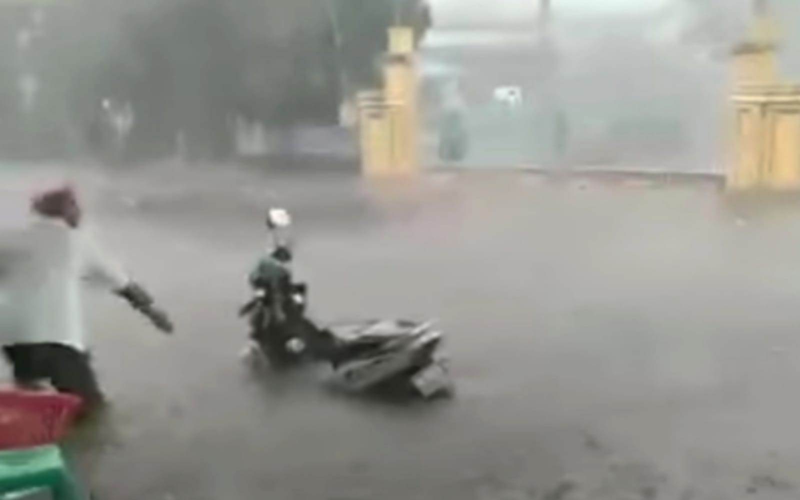 Diguyur Hujan Tujuh Jam Ribuan Rumah di Ende Kebanjiran 