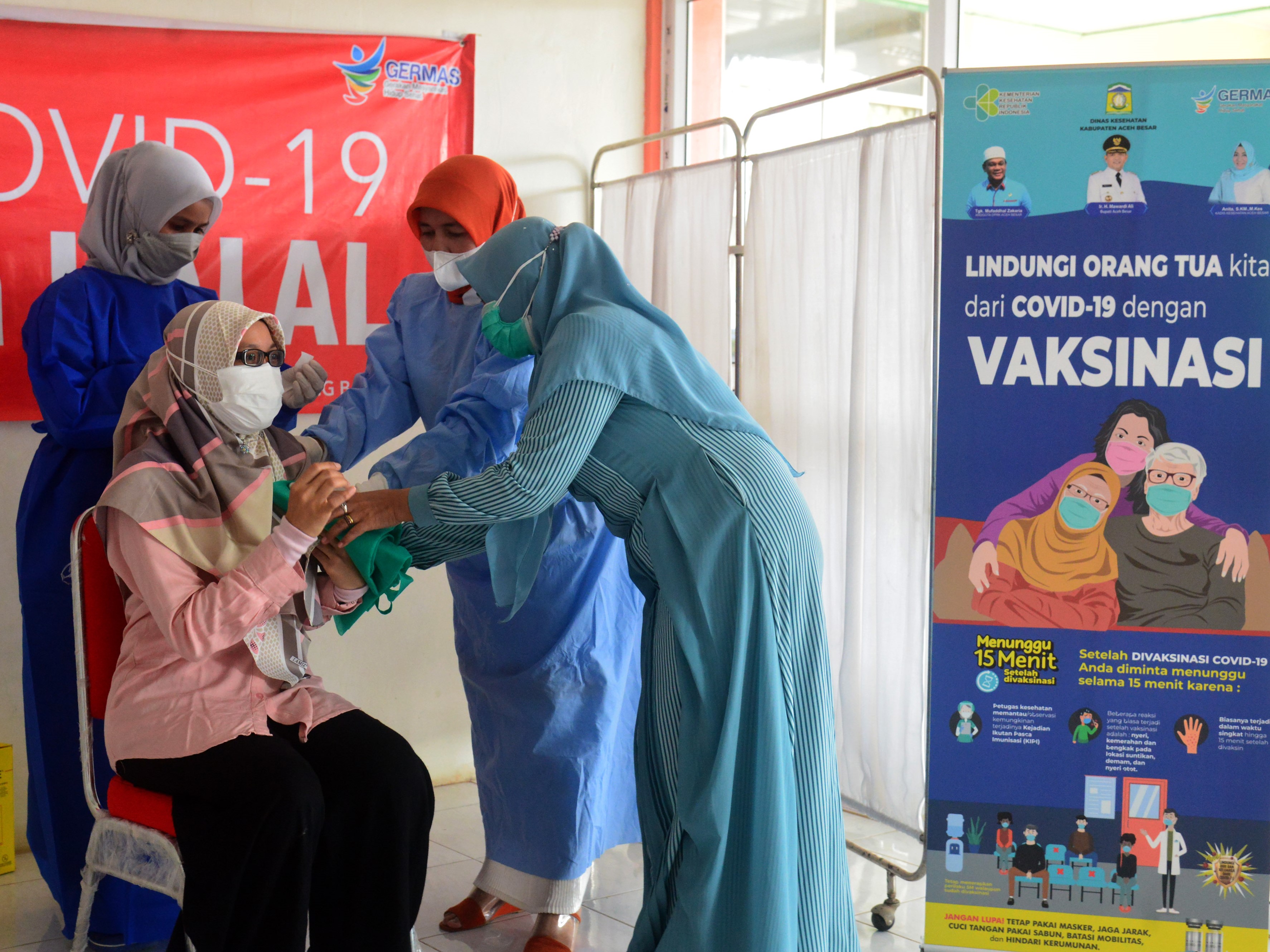 Petugas medis menyuntikkan vaksin Moderna kepada tenaga kesehatan di Puskesmas Krueng Baruna Jaya, Kabupaten Aceh Besar, Aceh.