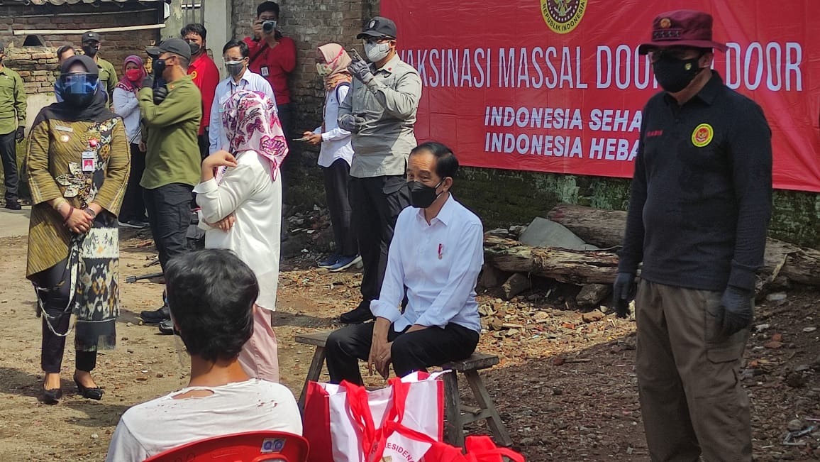 Presiden Jokowi meninjau vaksinasi Covdi-19 yang diselenggarakan BIN di  di Kabupaten Sukoharjo dan Kabupaten Klaten, Jateng, Senin (13/9).