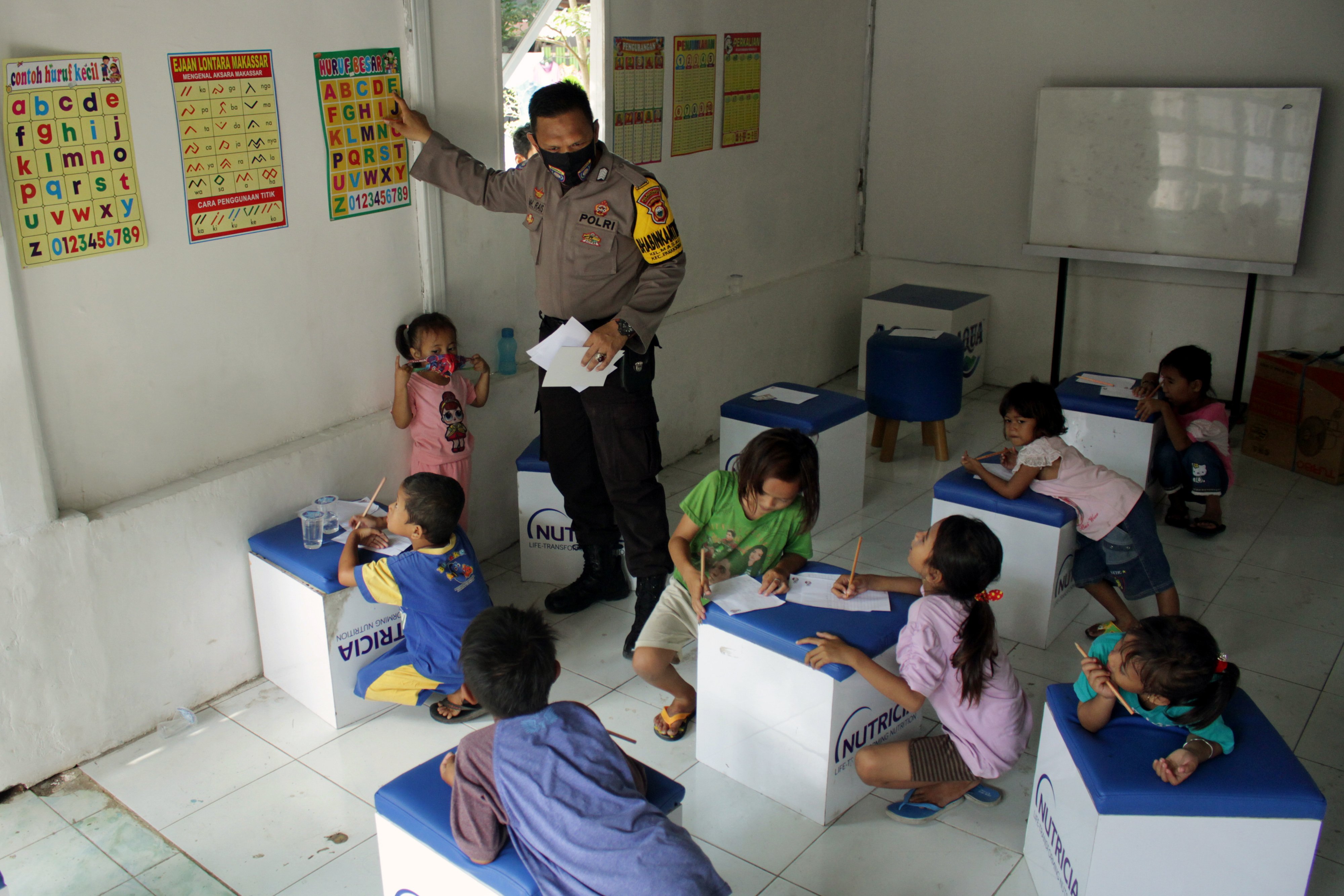 Bripka M. Rais mengajar anak jalanan dan pemulung di Rumah Cerdas di Kelurahan Masale, Makassar, Sulsel, Selatan, Kamis (25/6/2020).