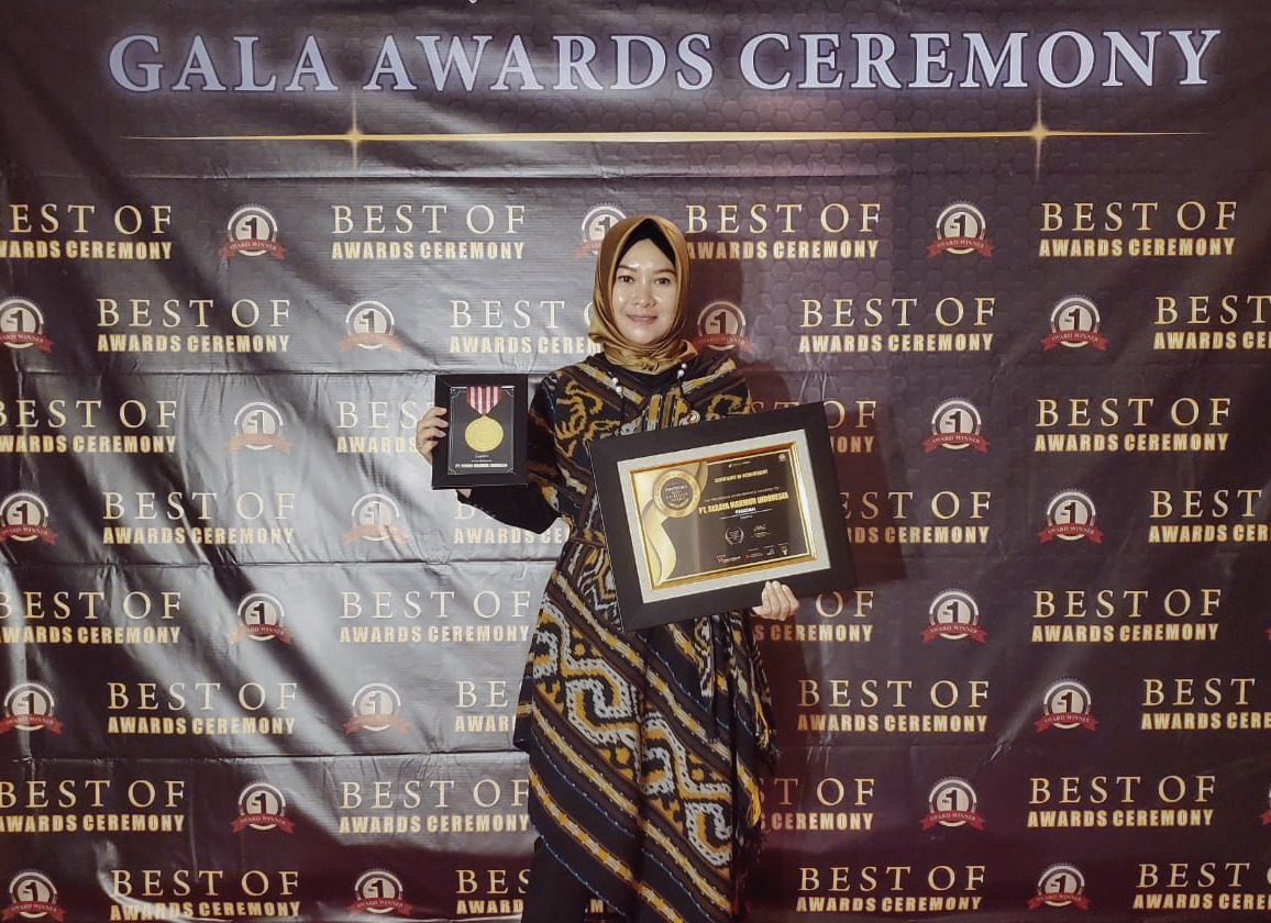 CEO SMI Commerce Fauziah Firdaus ketika memerima Penghargaan Mos Excellent E-Commerce 2021 di Kuta Bali.