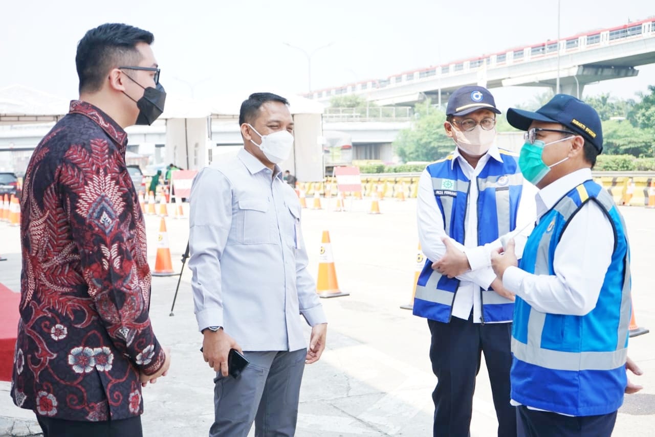 Dirut PT. Jasa Marga Subakti Syukur, turut memantau pelaksanaan vaksinasi Covid-19 drive thru di jalan tol.  