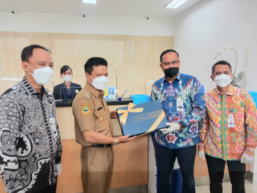 Direksi Bank BJB melayani nasabah dan memberikan apresiasi di Hari Pelanggan 