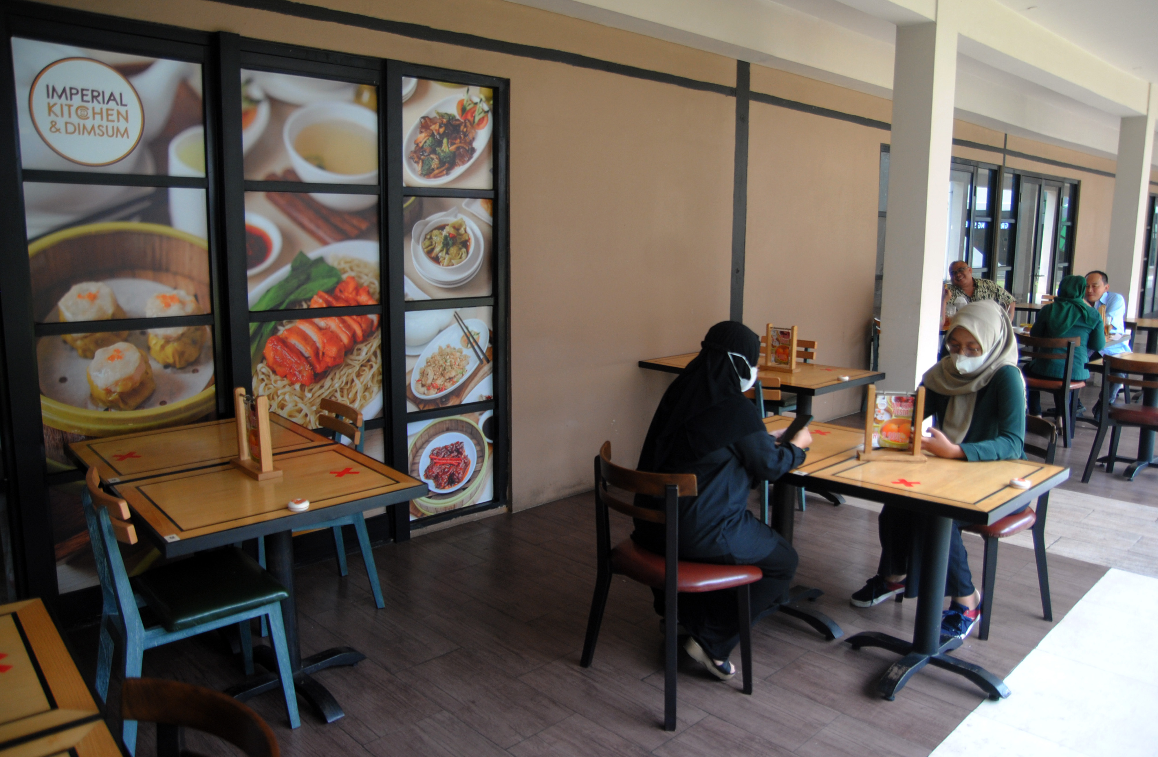 Pengaturan tempat duduk di salah satu restoran pada masa PPKM