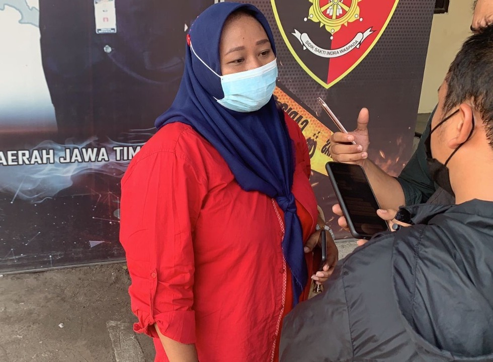 Staf Operasional Lembaga perlindungan anak dan perempuan Star Arutala, Mei Rukmana, saat diwawancarai.