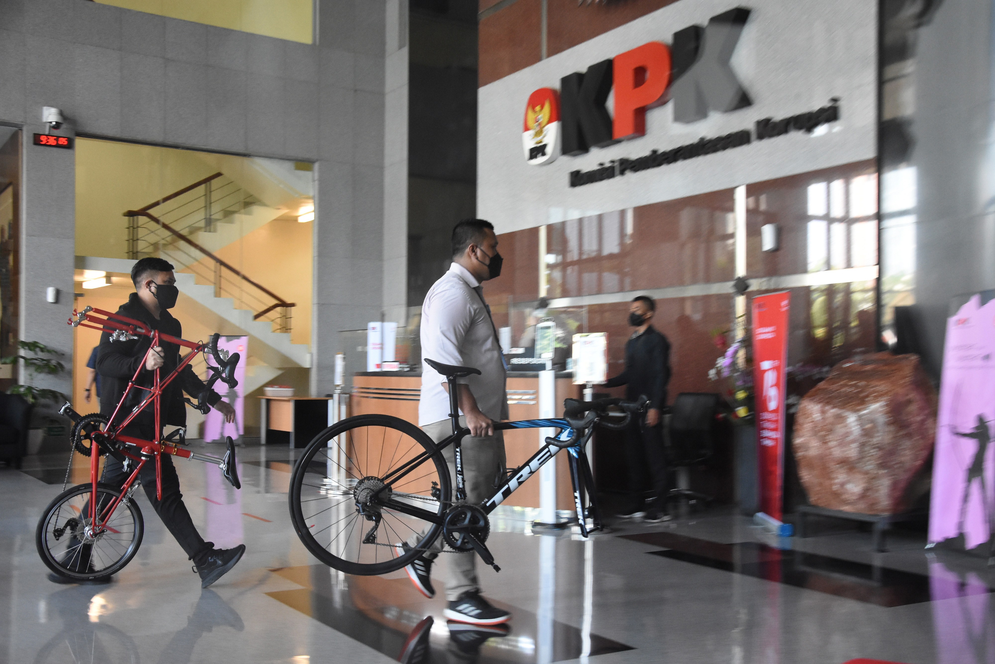 Barang bukti sepeda bersamaan dengan kedatangan 17 tersangka Aparatur Sipil Negara (ASN) di Pemkab Probolinggo