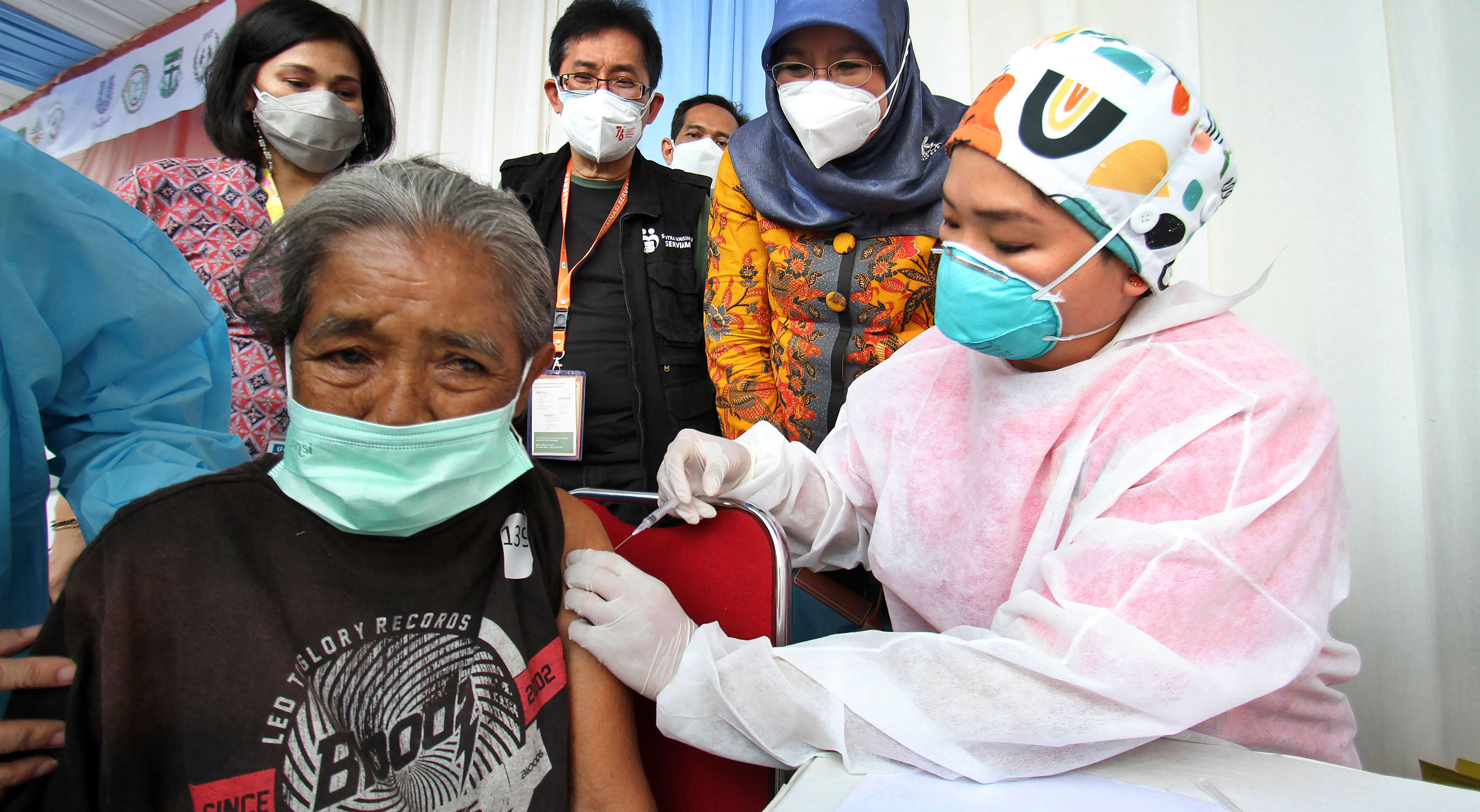 Seorang pemulung menerima suntik vaksin Covid-19 di Pulogadung, Jakarta Timur, Sabtu (4/9).