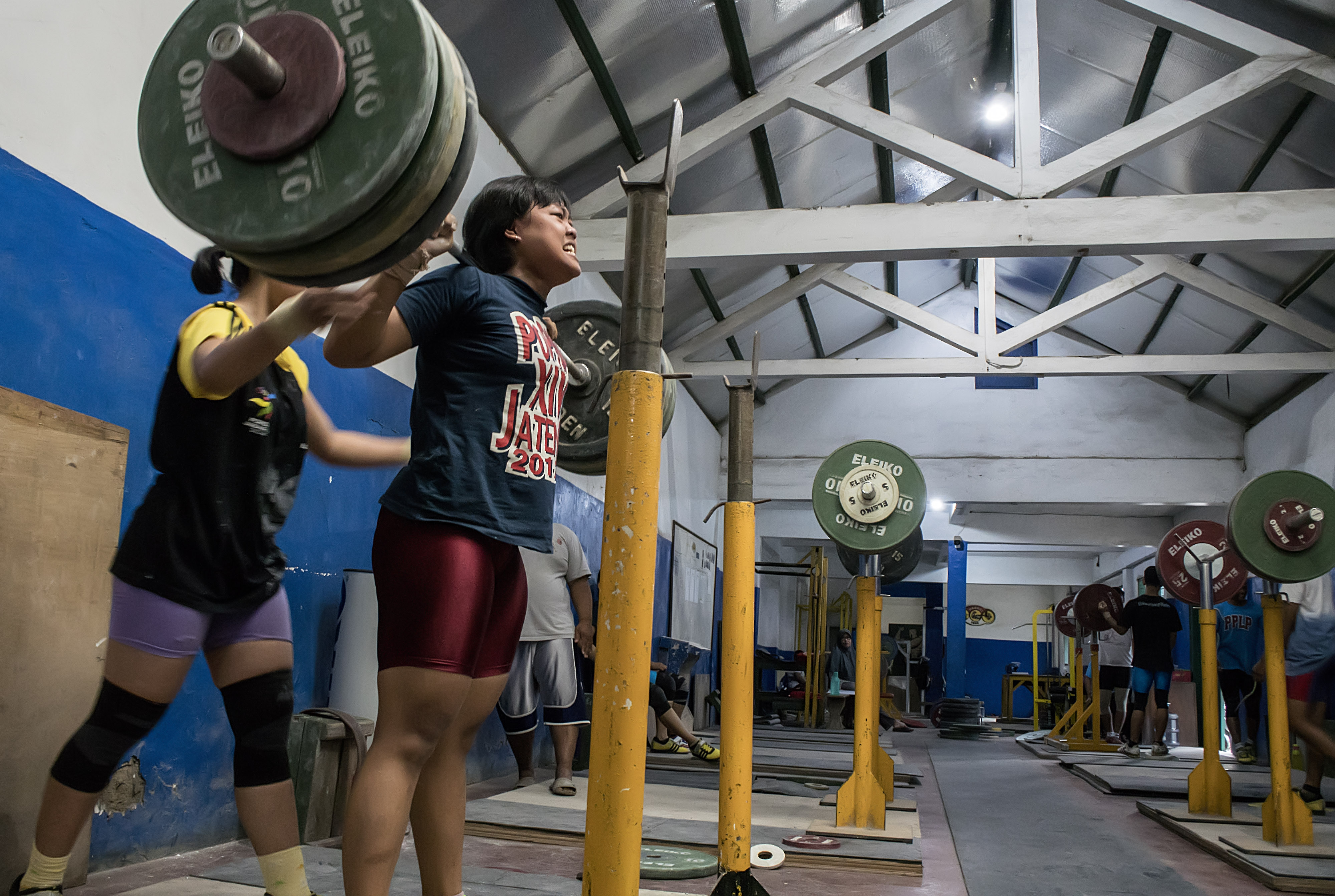 Ilustrasi lifter muda melakukan latihan rutin di GOR wilayah Bandung, Jawa Barat.