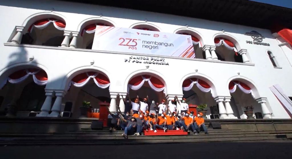 Sejumlah pegawai PT Pos Indonesia tengah berfoto bersama.