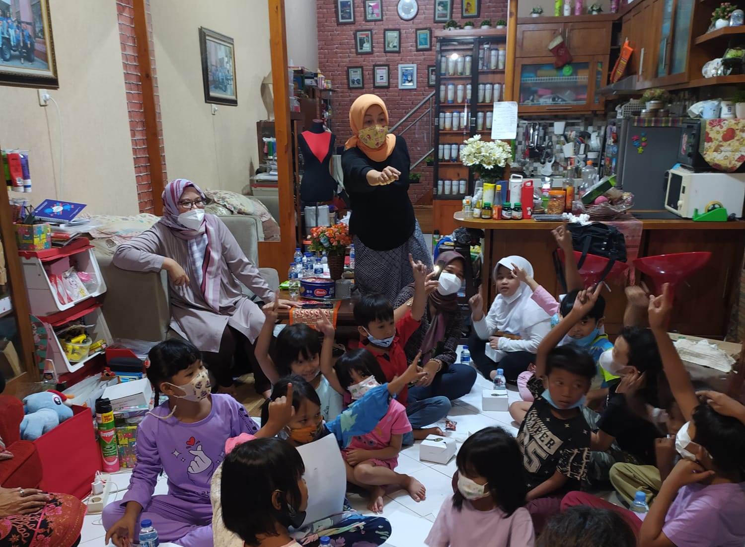 Dosen UNJ memberi literasi bahasa Inggris dan Prancis TBM) Bukit Duri Bercerita di kawasan Bukit Duri, Tebet, Jakarta Selatan, Jumat (17/9) 