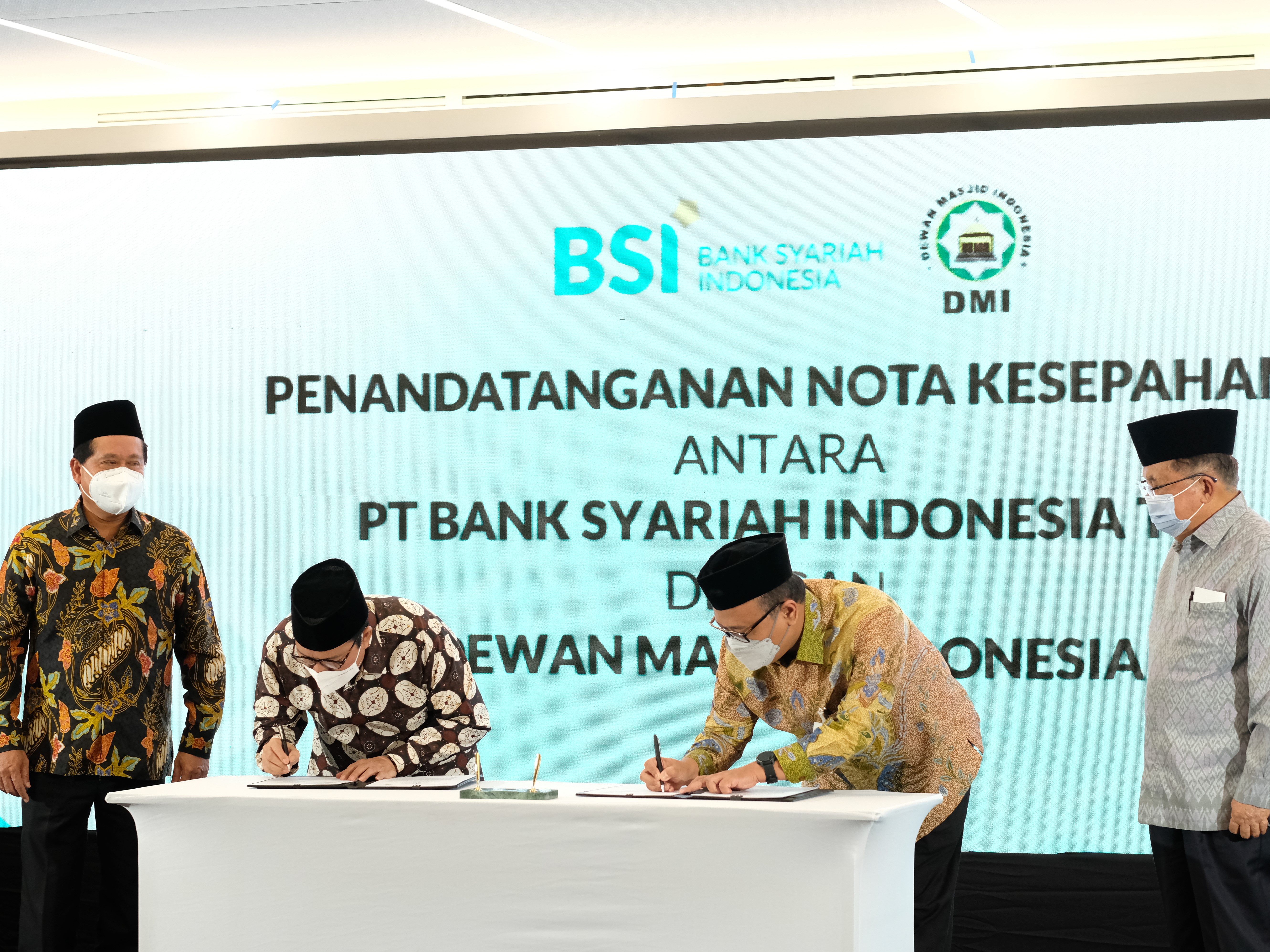 Direktur Information Technology BSI Achmad Syafii (tiga dari kiri) dan Sekretaris Jenderal DMI Imam Addaruqutni (dua dari kiri).