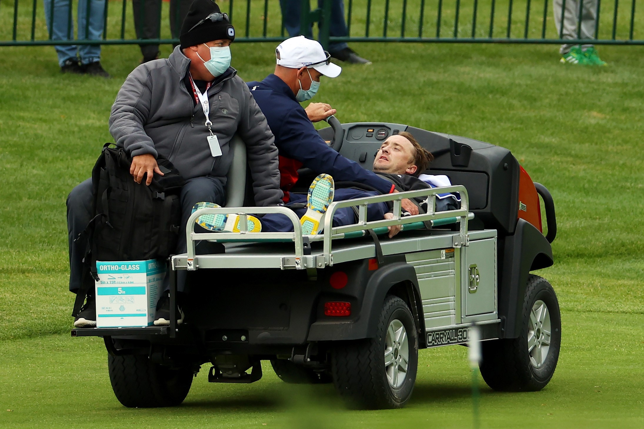 Aktor Tom Felton dibawa meninggalkan lapangan menggunakan mobil golf setelah sempat pingsan. 