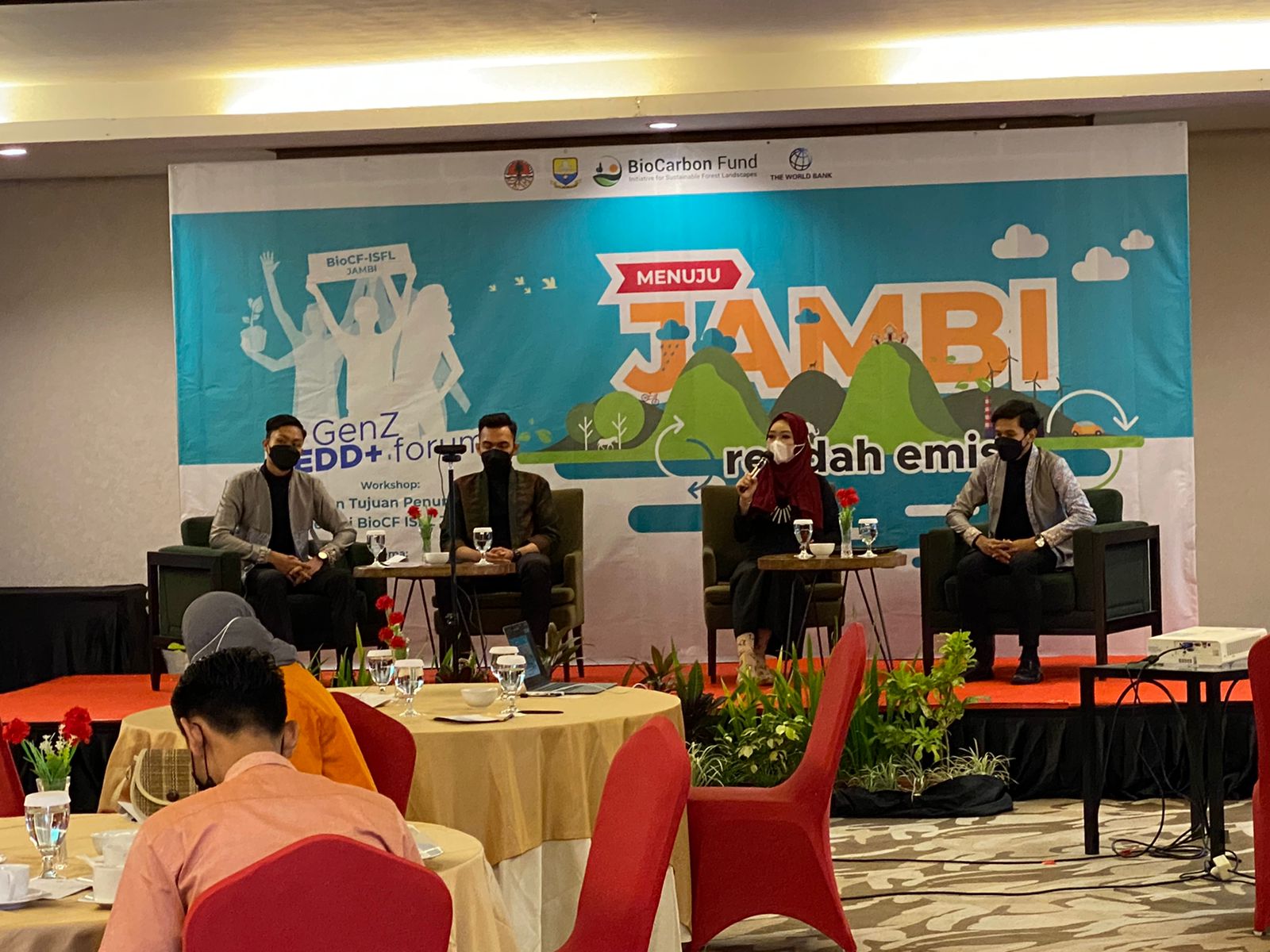 Generasi muda dari kalangan perguruan tinggi di Jambi berkomitmen bantu turunkan emisi dengan menjaga ekosistem hutan.