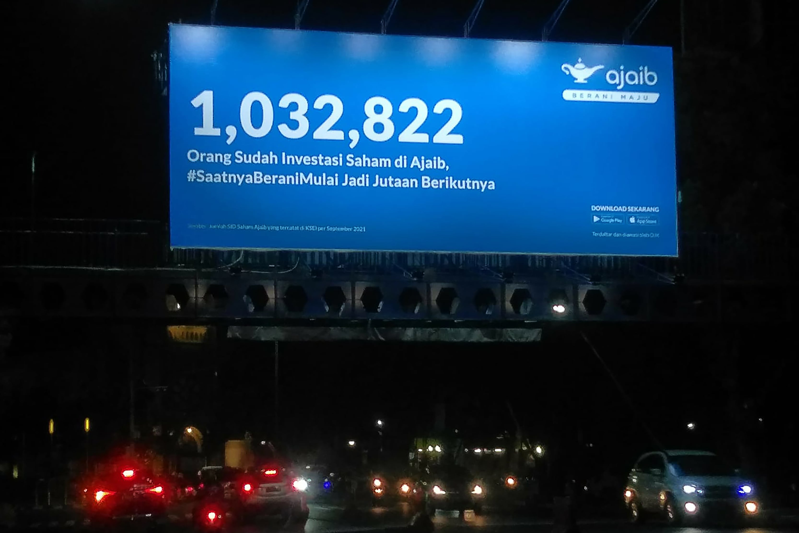 Papan reklame yang menunjukkan prestasi Ajaib menggandeng investor saham