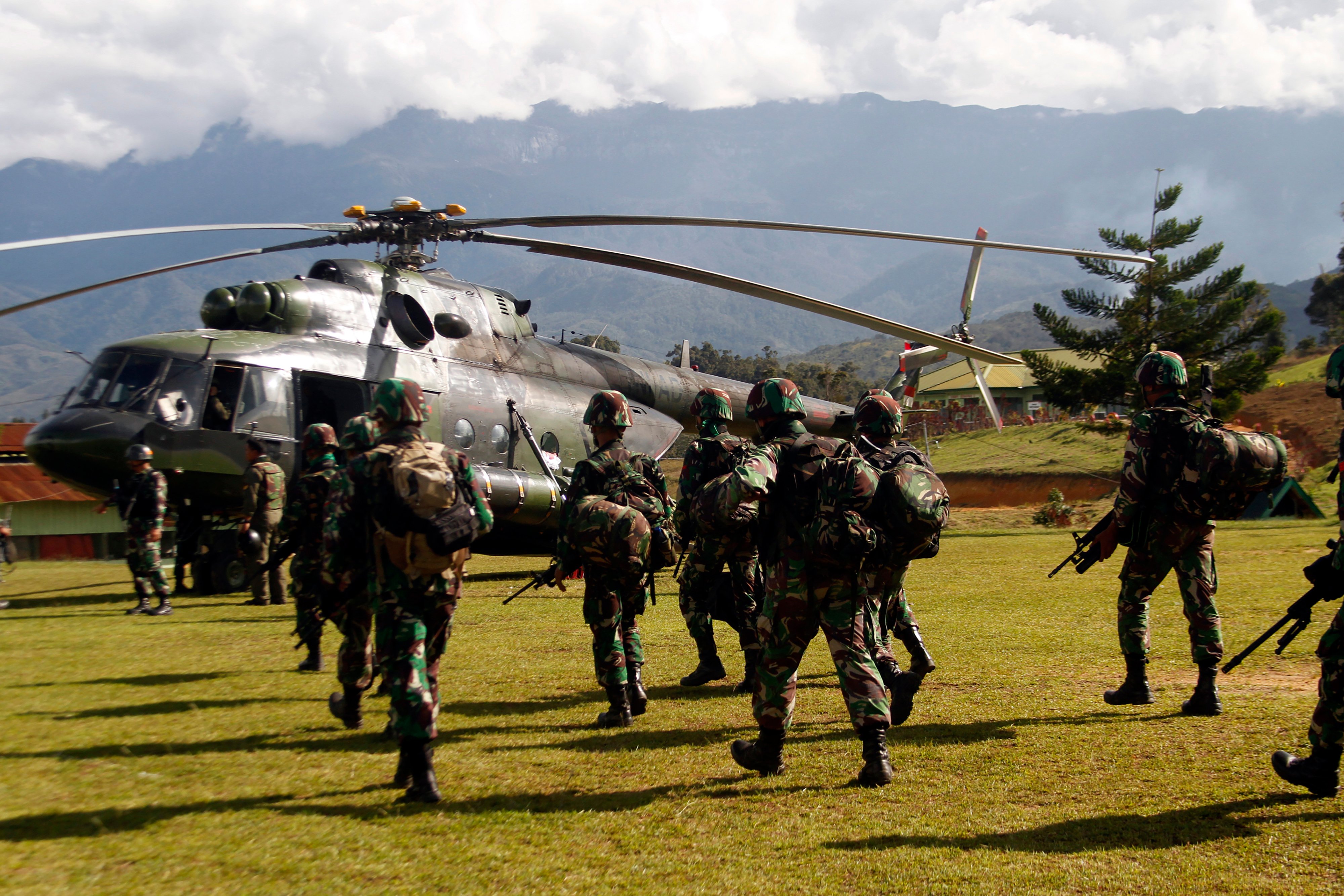 Prajurit TNI bersiap menaiki helikopter menuju Nduga di Wamena, Papua.