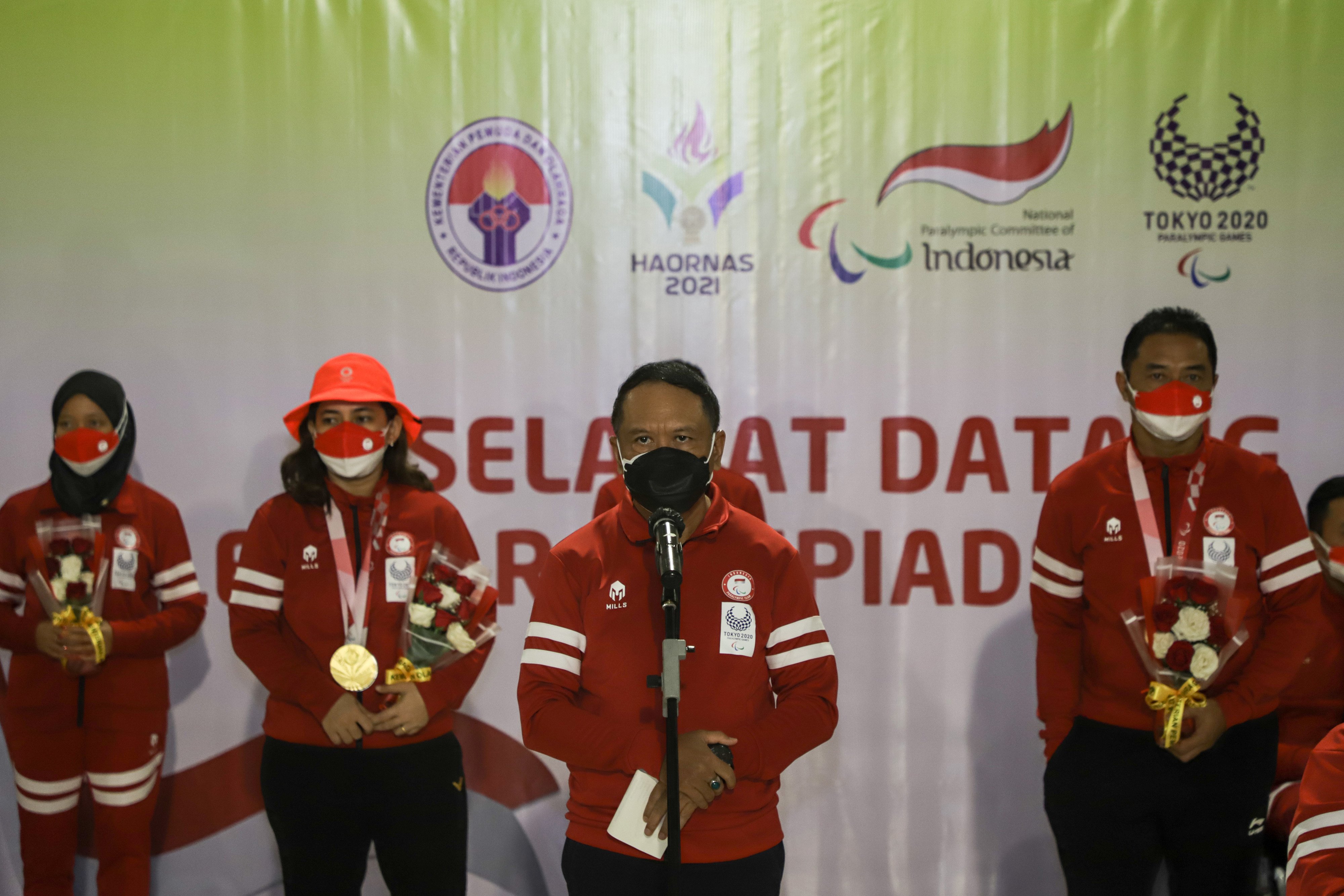  Menpora Zainudin Amali (ketiga kiri) saat menyambut kedatangan kontingen Paralimpiade Indonesia di Bandara Soekarno-Hattaa, Selasa (7/9).