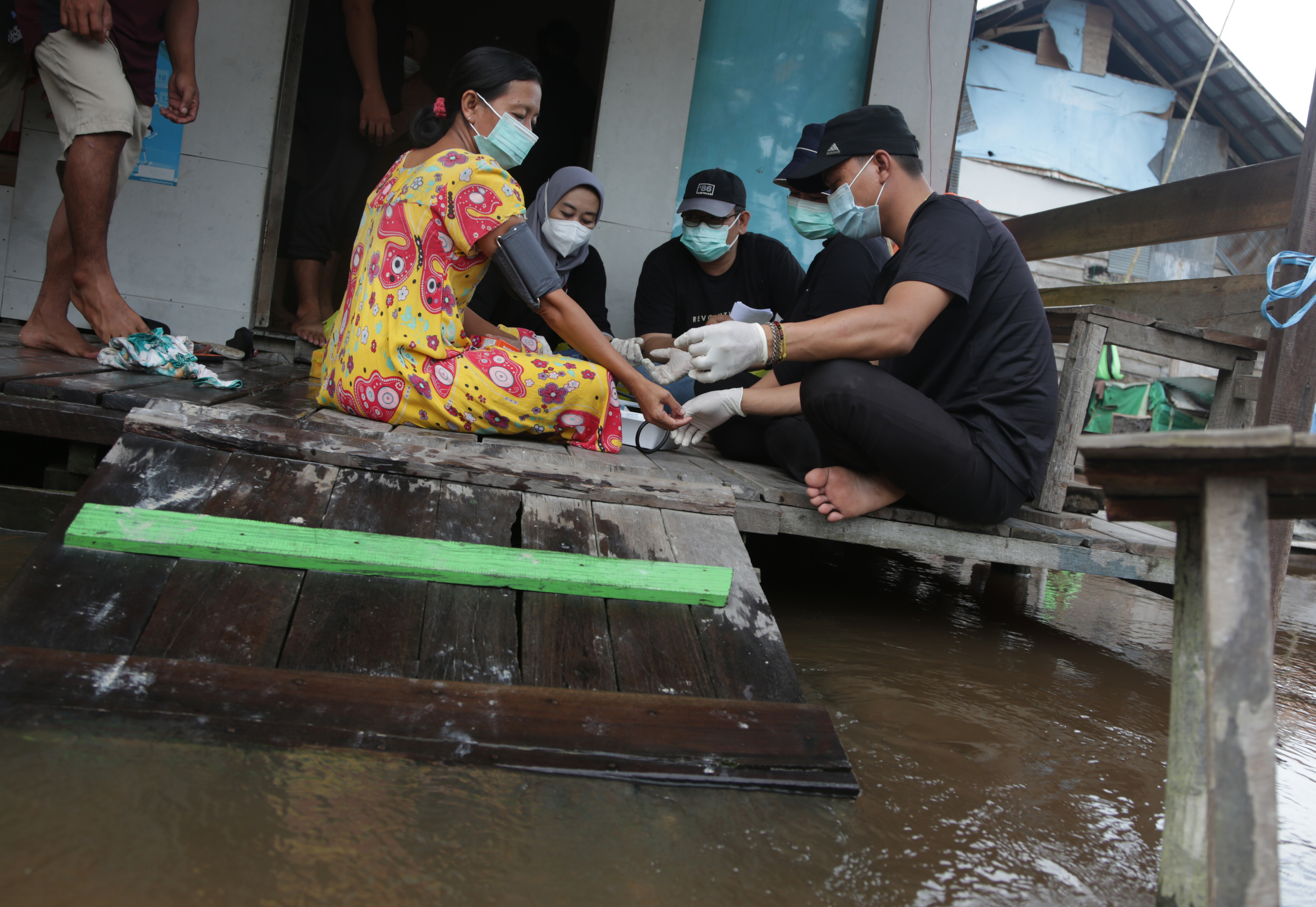 Petugas memeriksa kondisi kesehatan warga yang rumahnya dilanda banjir di Palangka Raya, Kalteng.