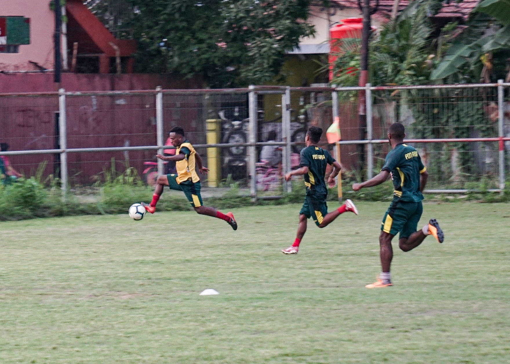  Suasana latih tanding tim Sepakbola Papua, di Lapangan Argapura Bawah, Kota Jayapura, Papua, Selasa (29/6).