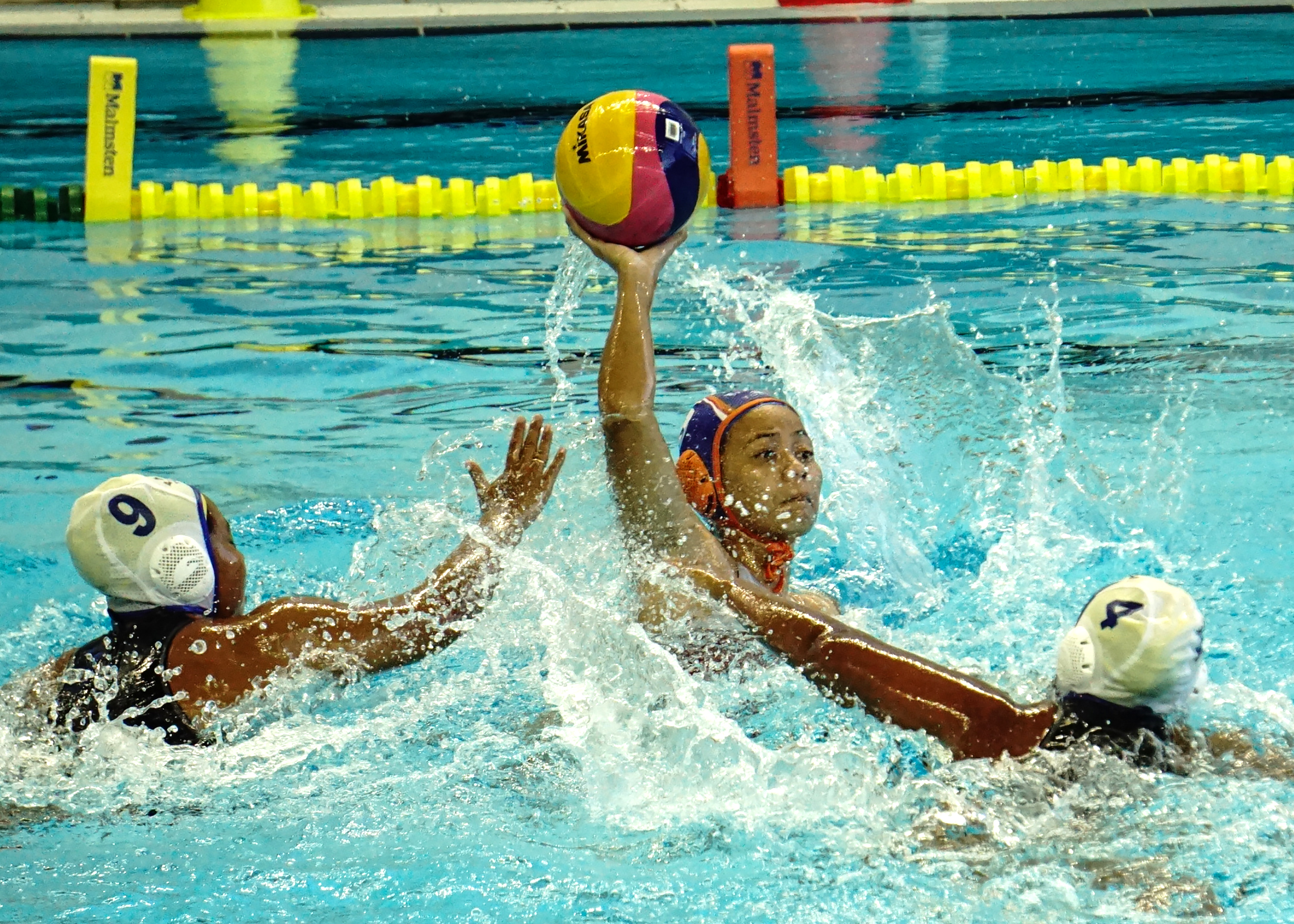 Tim polo air DKI saat berlaga melawan tim polo air Papua di Satdion Akuatik.