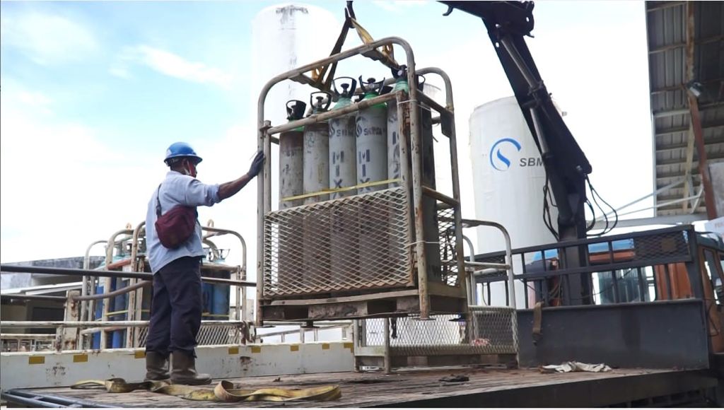 Seorang karyawan sedang melakukan aktivitas produksi di PT Surya Biru Murni Acetylene Tbk, Balikpapan, Kalimantan Timur.