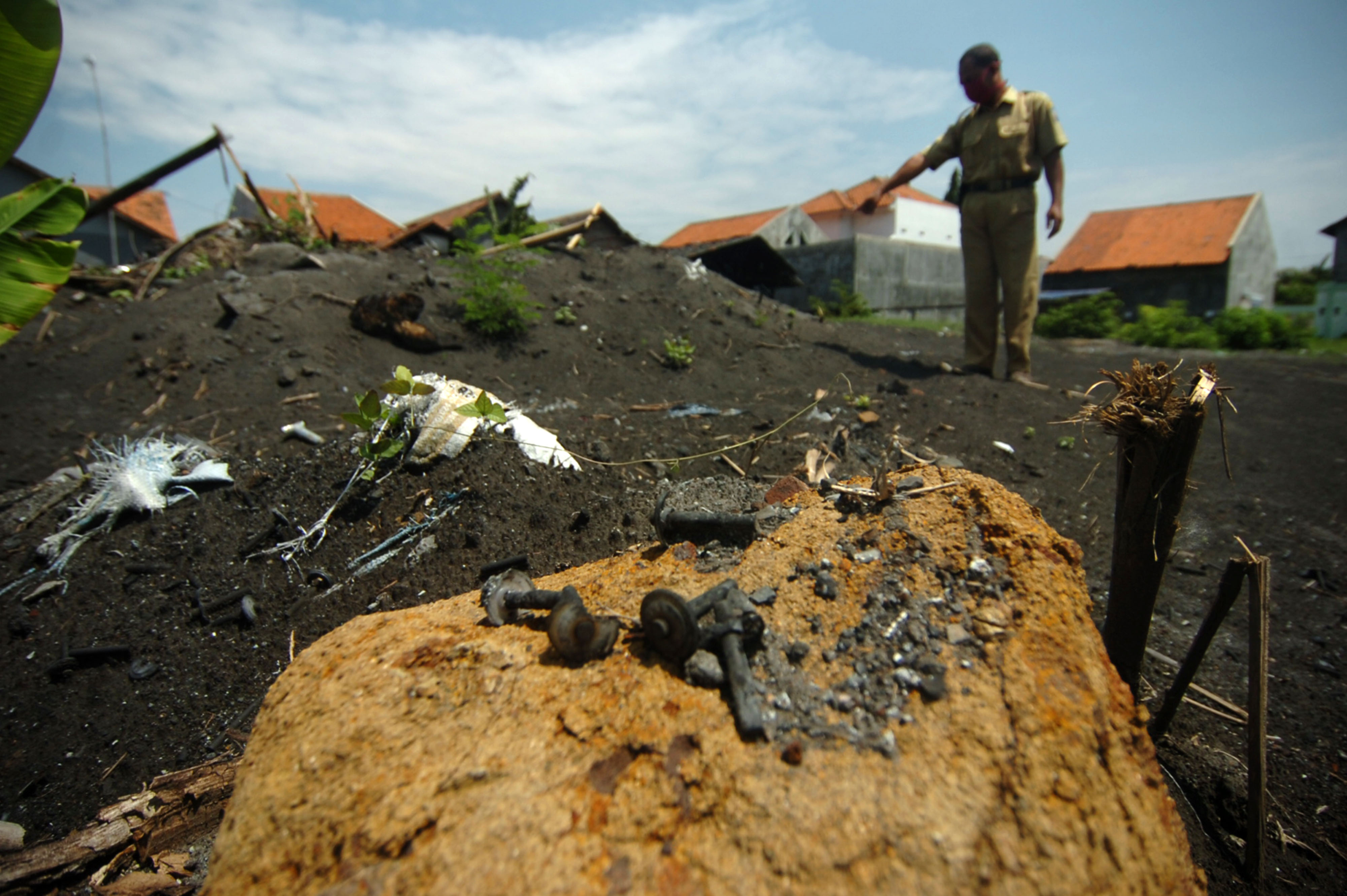 Seorang perangkat desa menunjukkan lokasi menumpuknya limbah peleburan logam (damset) di Desa Pesarean, Tegal, Jateng.