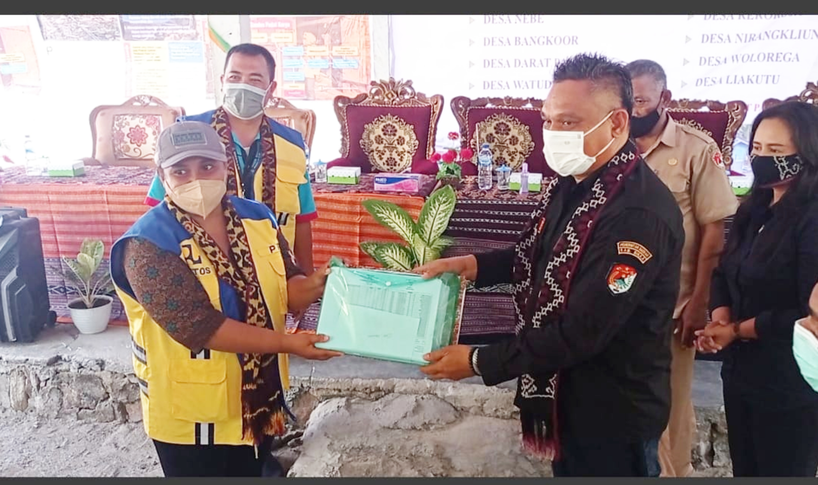 Penyerahan proyek pembuatan toilet di Kabupaten Sikka
