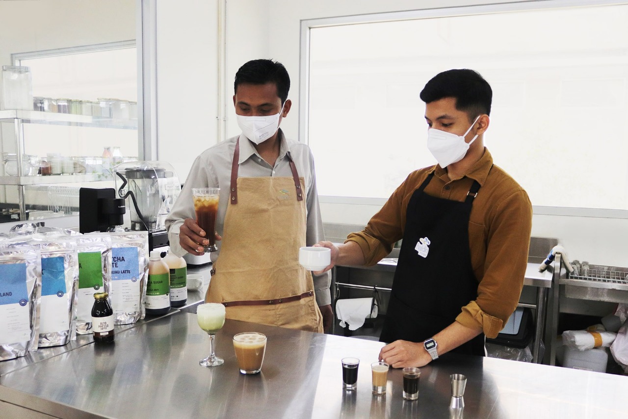 Barista sedang memeragakan pembuatan kopi dari bahan baku haldinfoods yang menghasilkan kopi berkualitas.