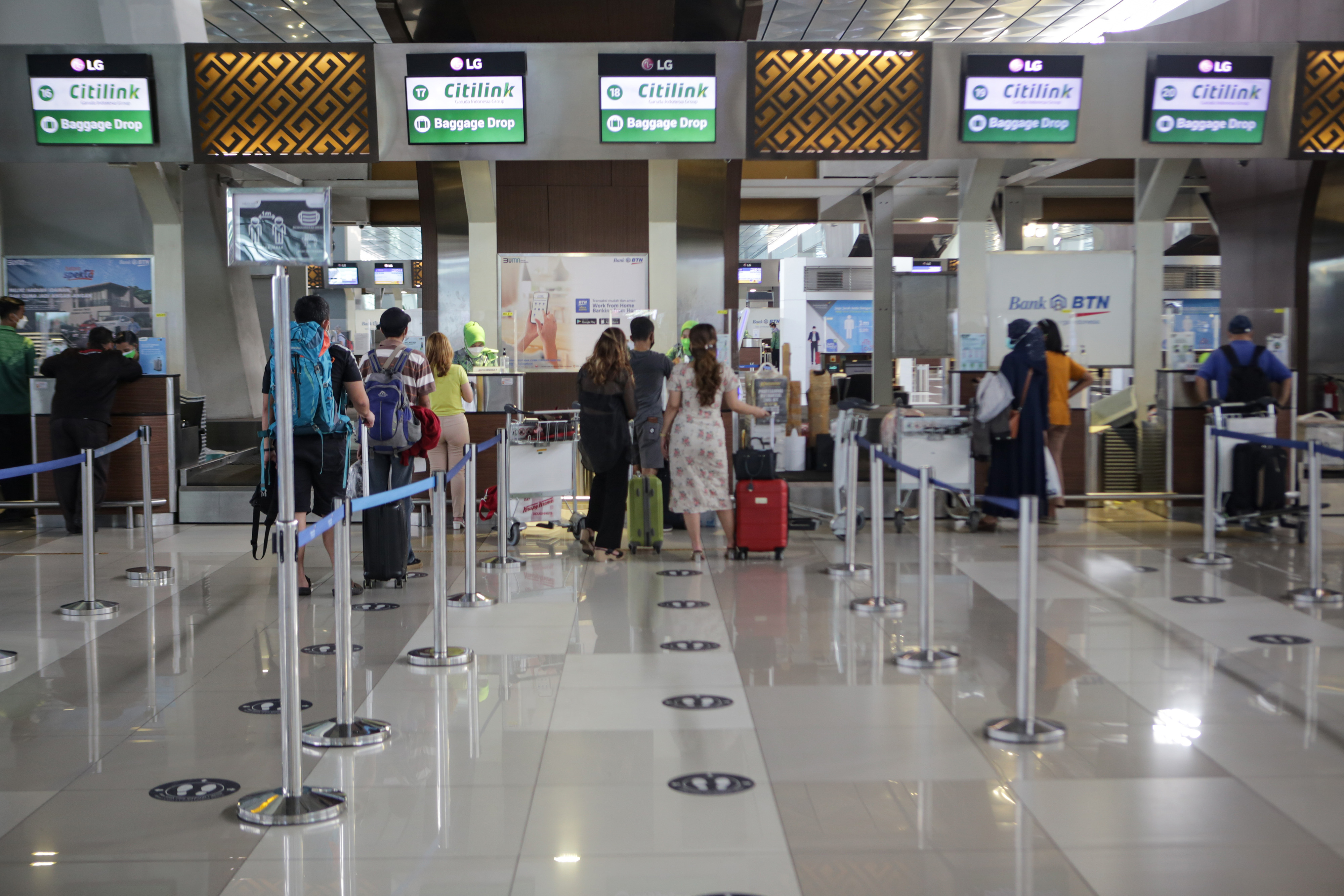Calon penumpang pesawat melakukan lapor diri sebelum keberangkatannya di area Terminal 3 Bandara Internasional Soekarno Hatta, Tangerang.