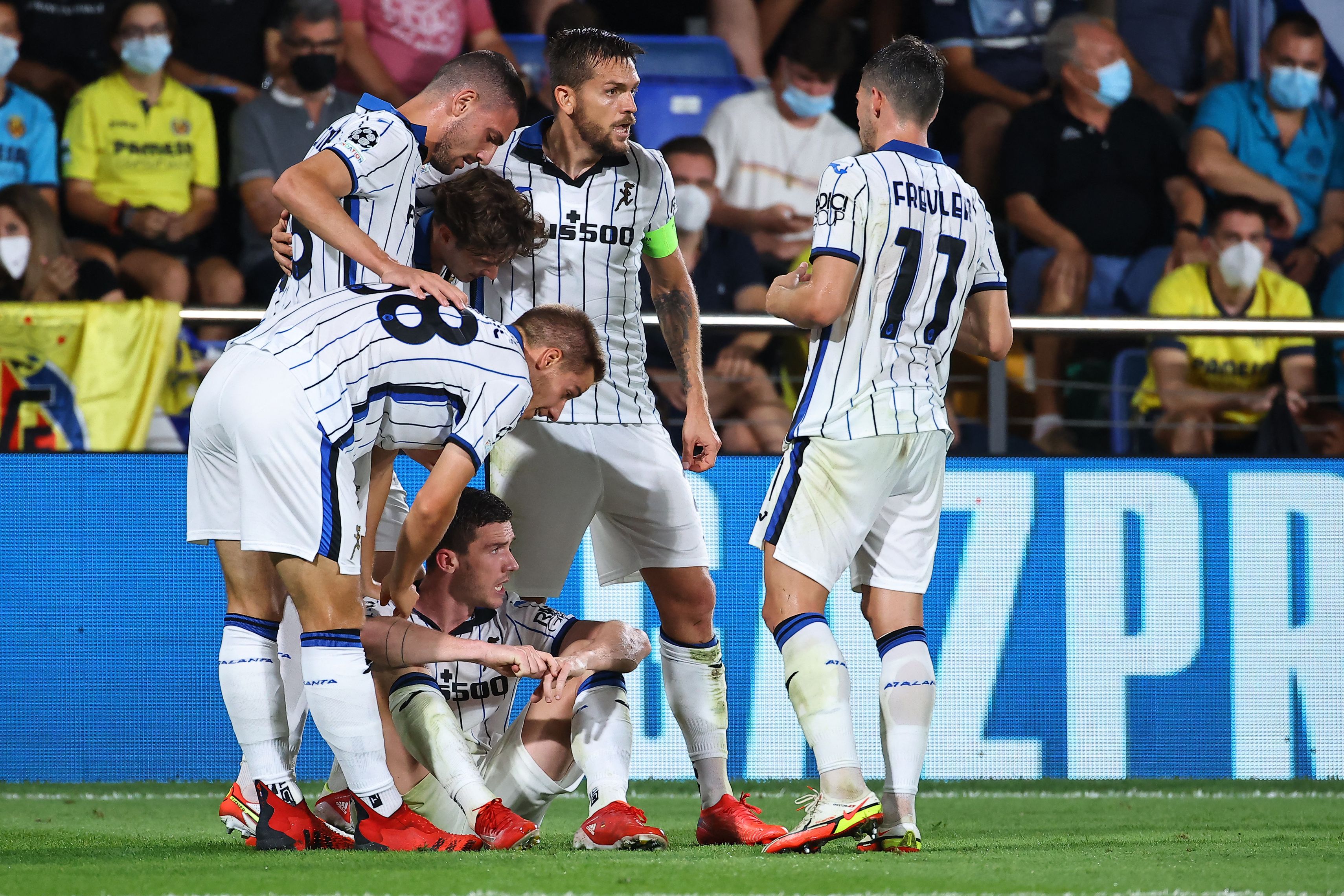 Bek Atalanta Robin Gosens (duduk) melakukan selebrasi usai mencetak gol ke gawang Villarreal di laga Liga Champions.