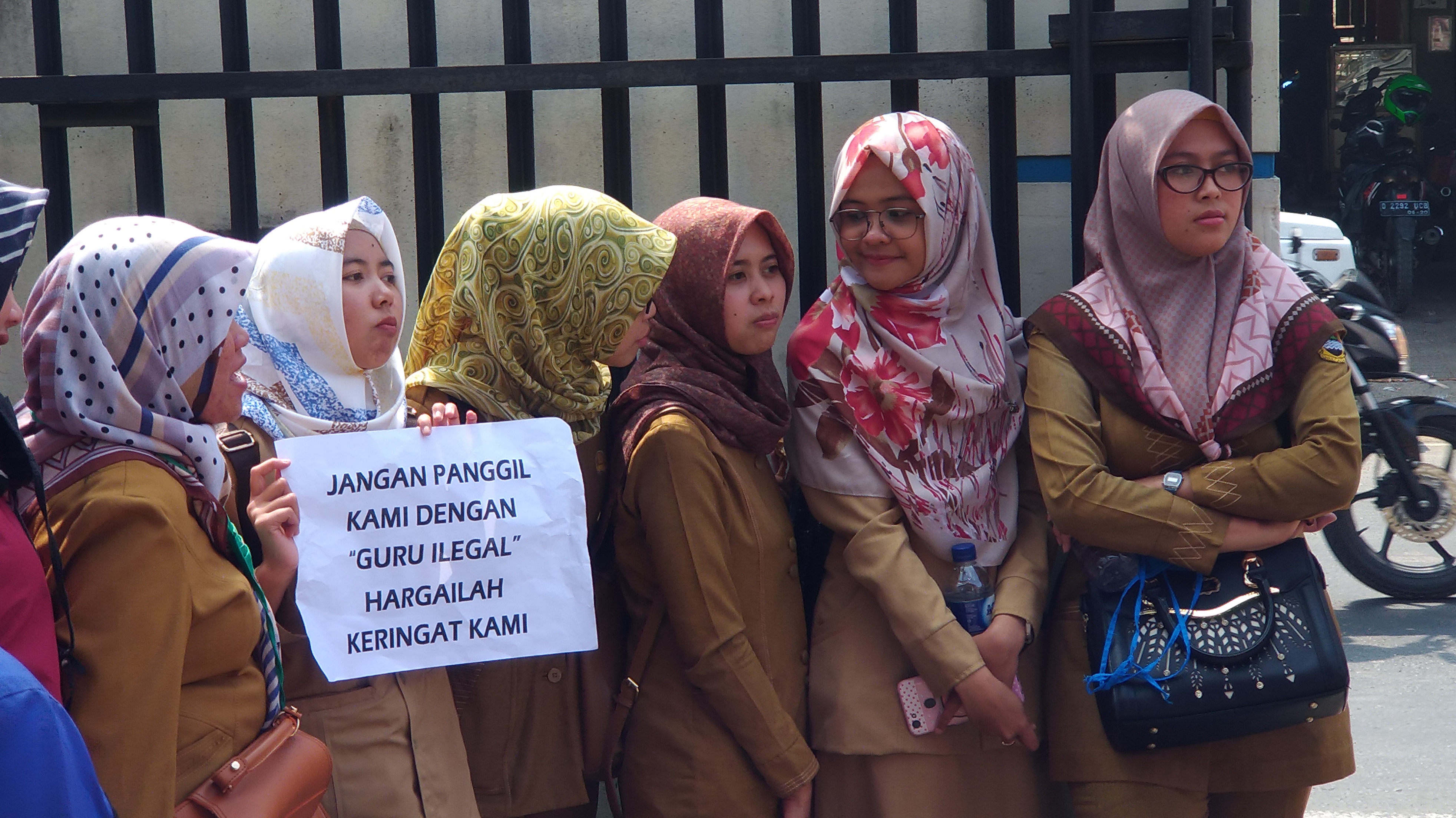 Guru honorer di Bandung Barat berunjuk rasa meminta perhatian pemerintah untuk kelayakan kesejahteraan mereka.