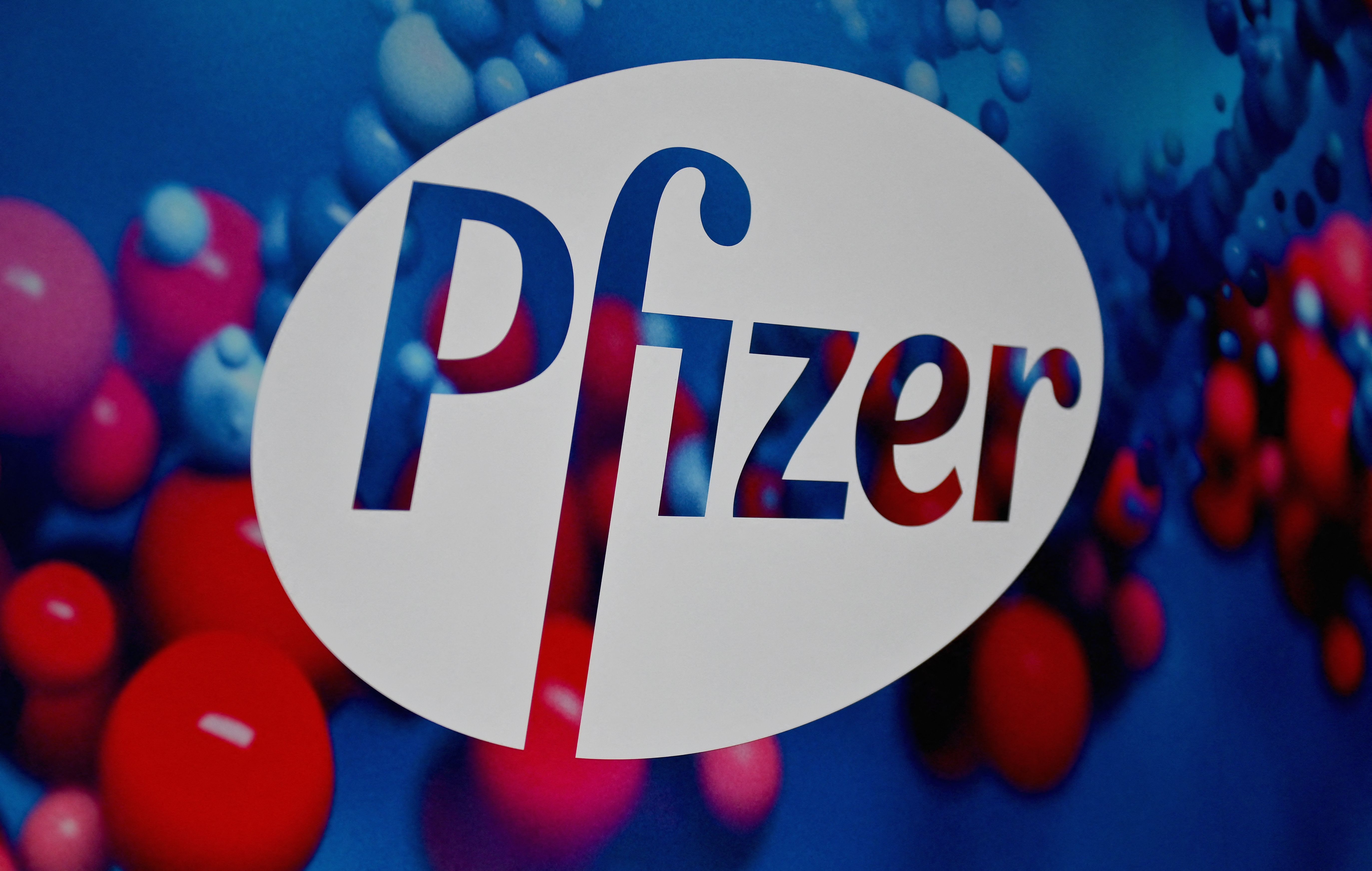 Logo Pfizer terlihat di markas perusahaan farmasi itu di New York, Amerika Serikat.